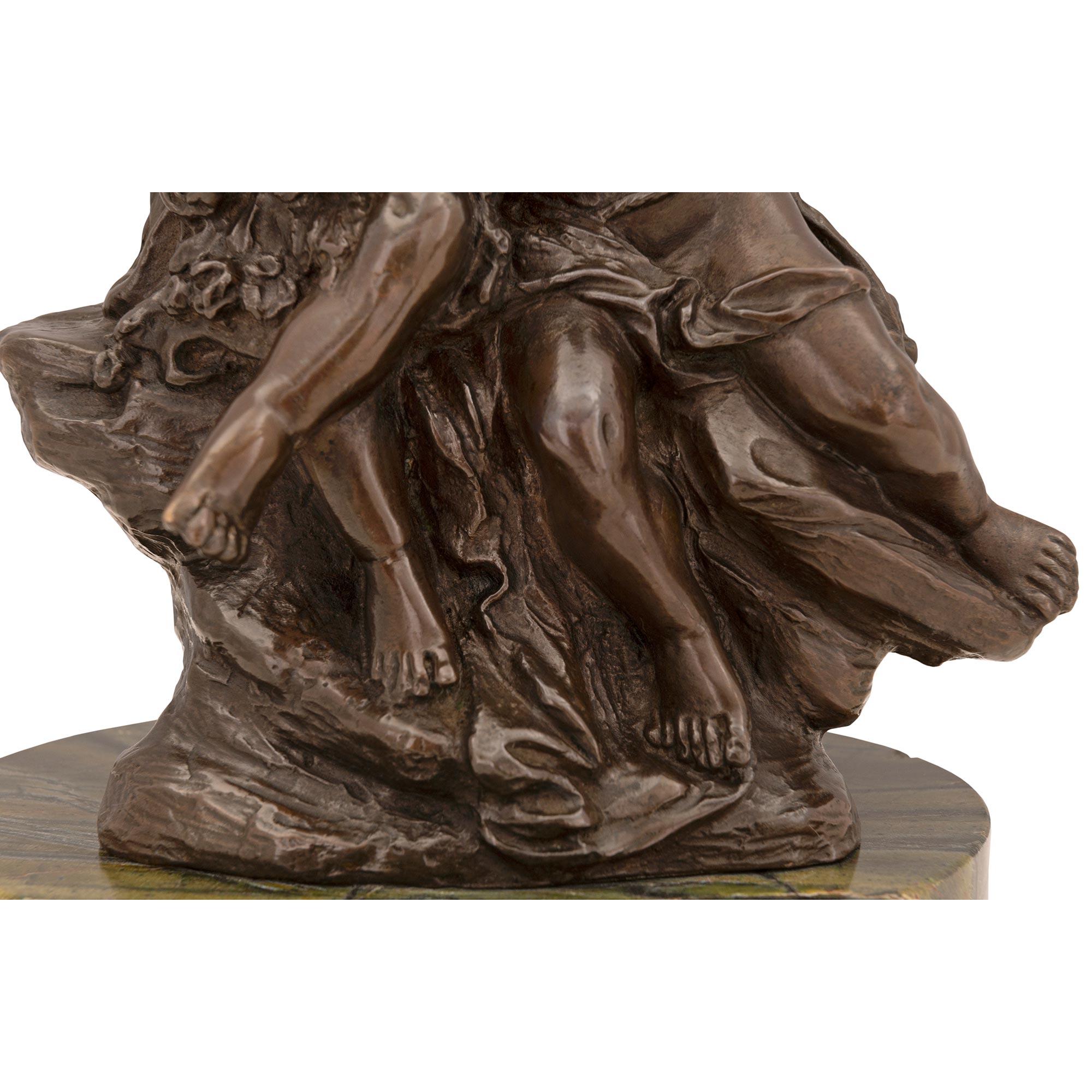 Bronze Statue française du 19ème siècle de style Louis XVI en bronze patiné et marbre en vente
