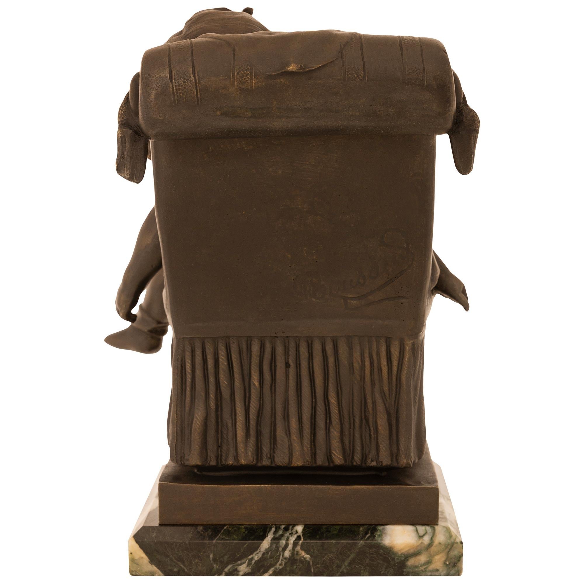 Statuetta francese del XIX secolo in bronzo patinato e marmo di stile Luigi XVI in vendita 4