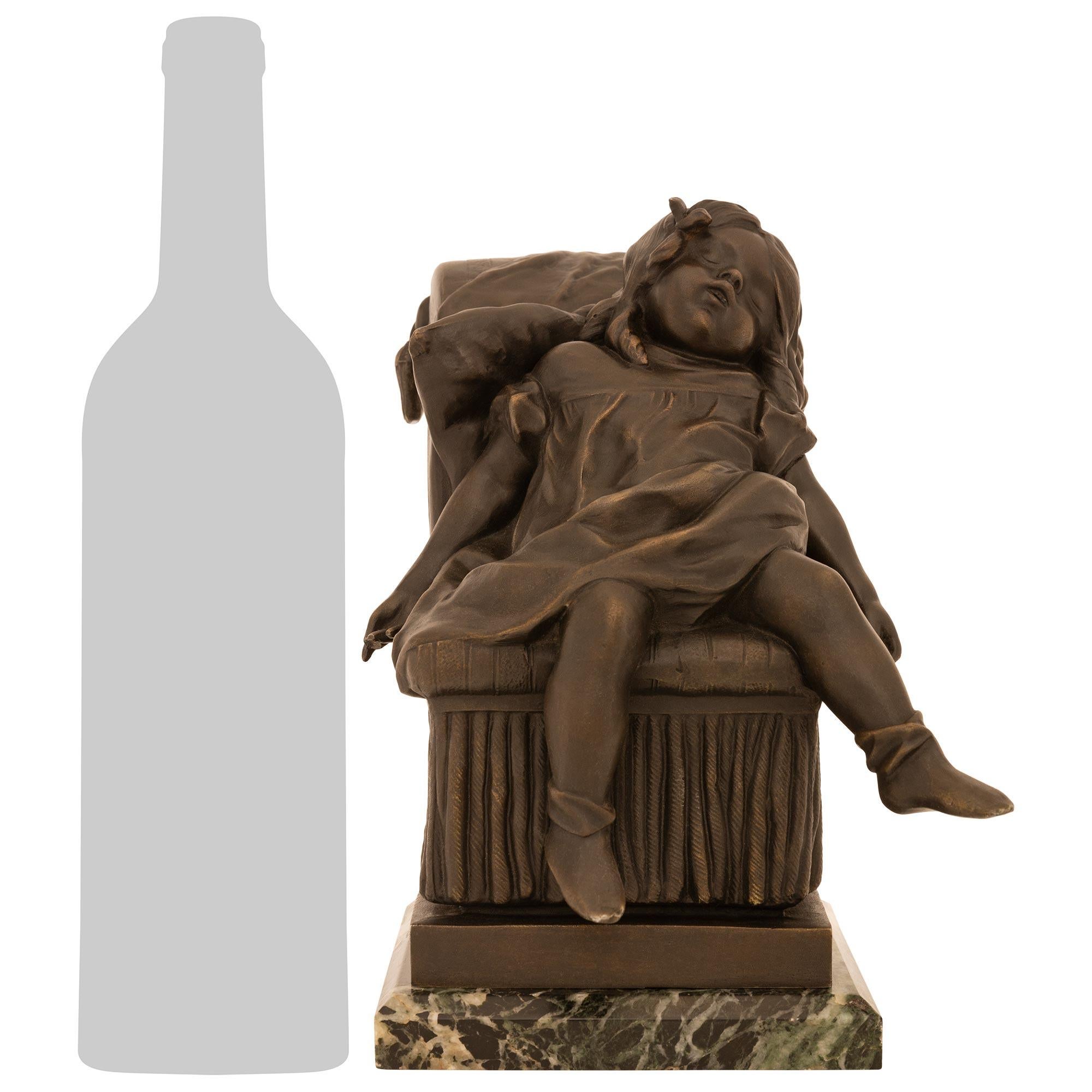 Un'adorabile e affascinante statuetta francese del XIX secolo in bronzo patinato e marmo verde antico. Questa elegante statuetta poggia su una base in marmo verde antico screziato e poggia su un blocco di bronzo patinato. Questa meravigliosa statua