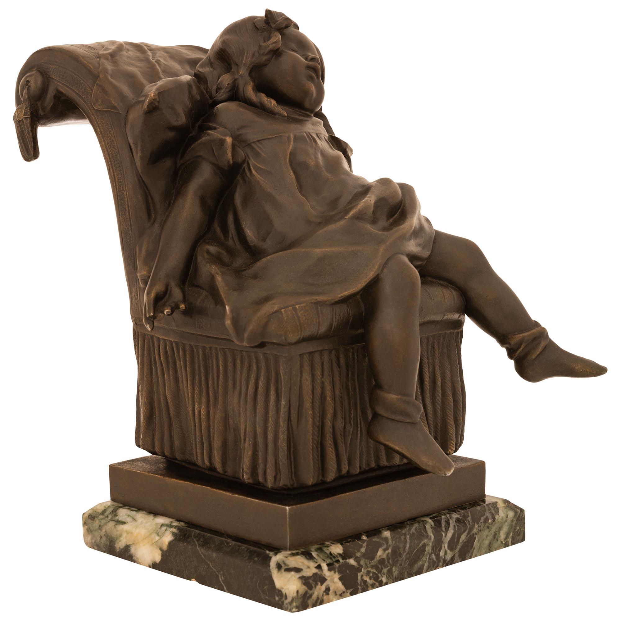 Francese Statuetta francese del XIX secolo in bronzo patinato e marmo di stile Luigi XVI in vendita