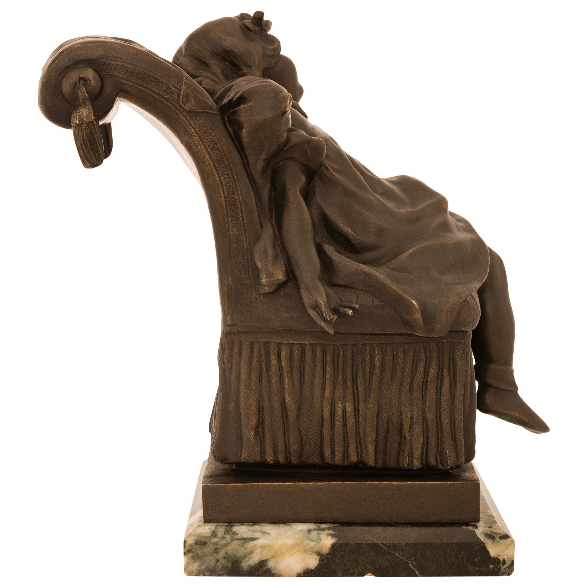 Patinato Statuetta francese del XIX secolo in bronzo patinato e marmo di stile Luigi XVI in vendita