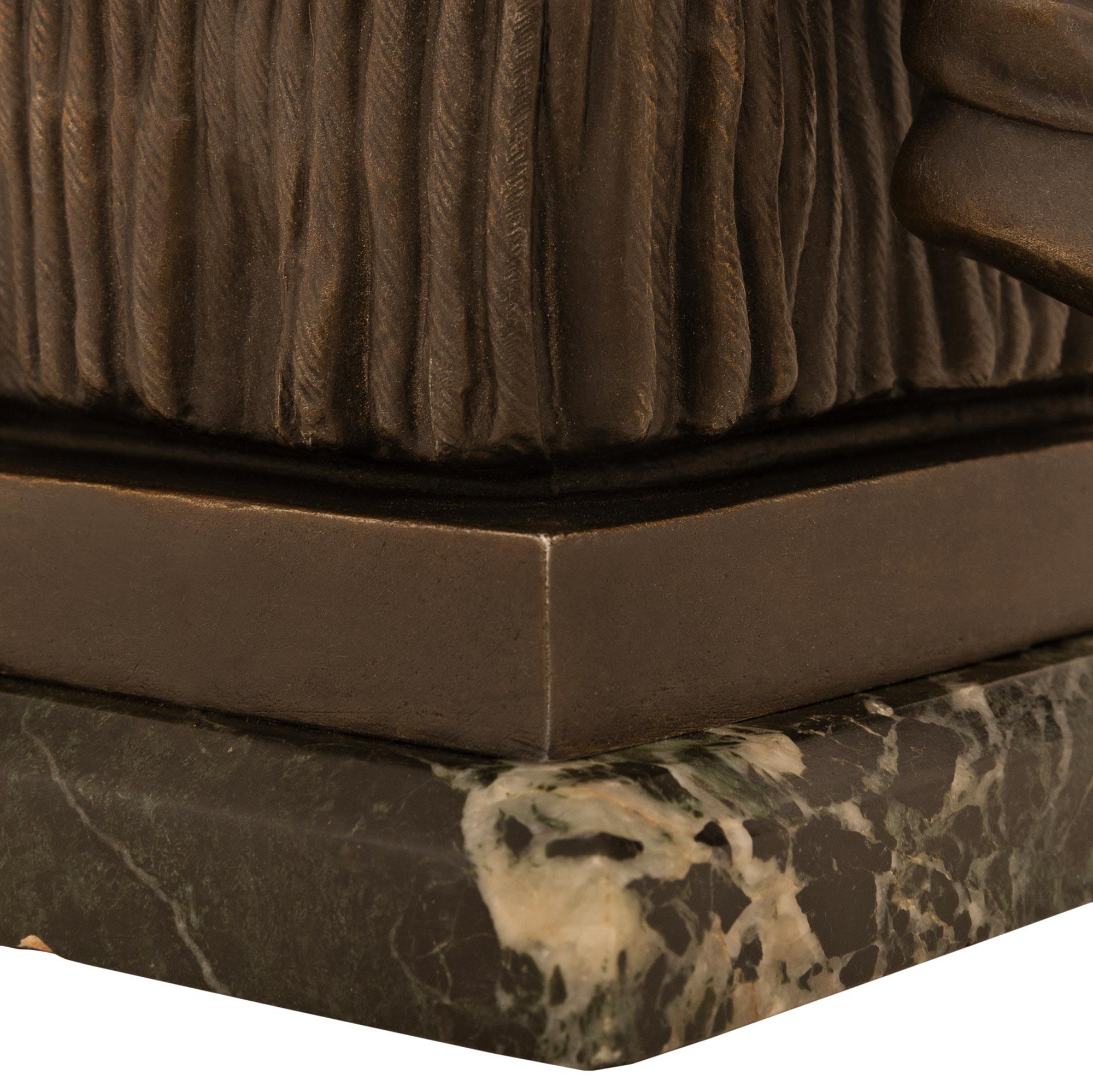Statuetta francese del XIX secolo in bronzo patinato e marmo di stile Luigi XVI in vendita 3