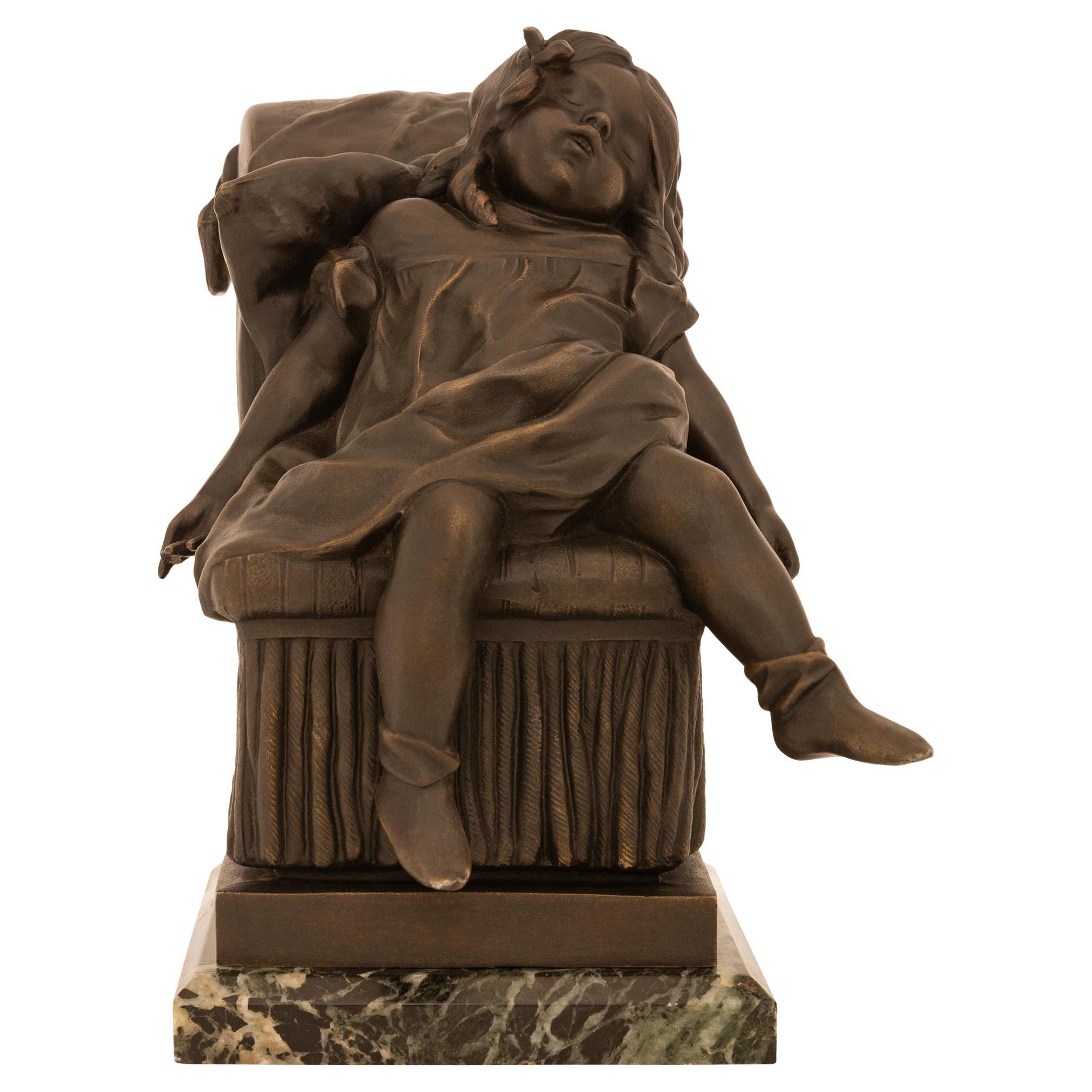 Estatuilla francesa del siglo XIX de bronce patinado y mármol de estilo Luis XVI