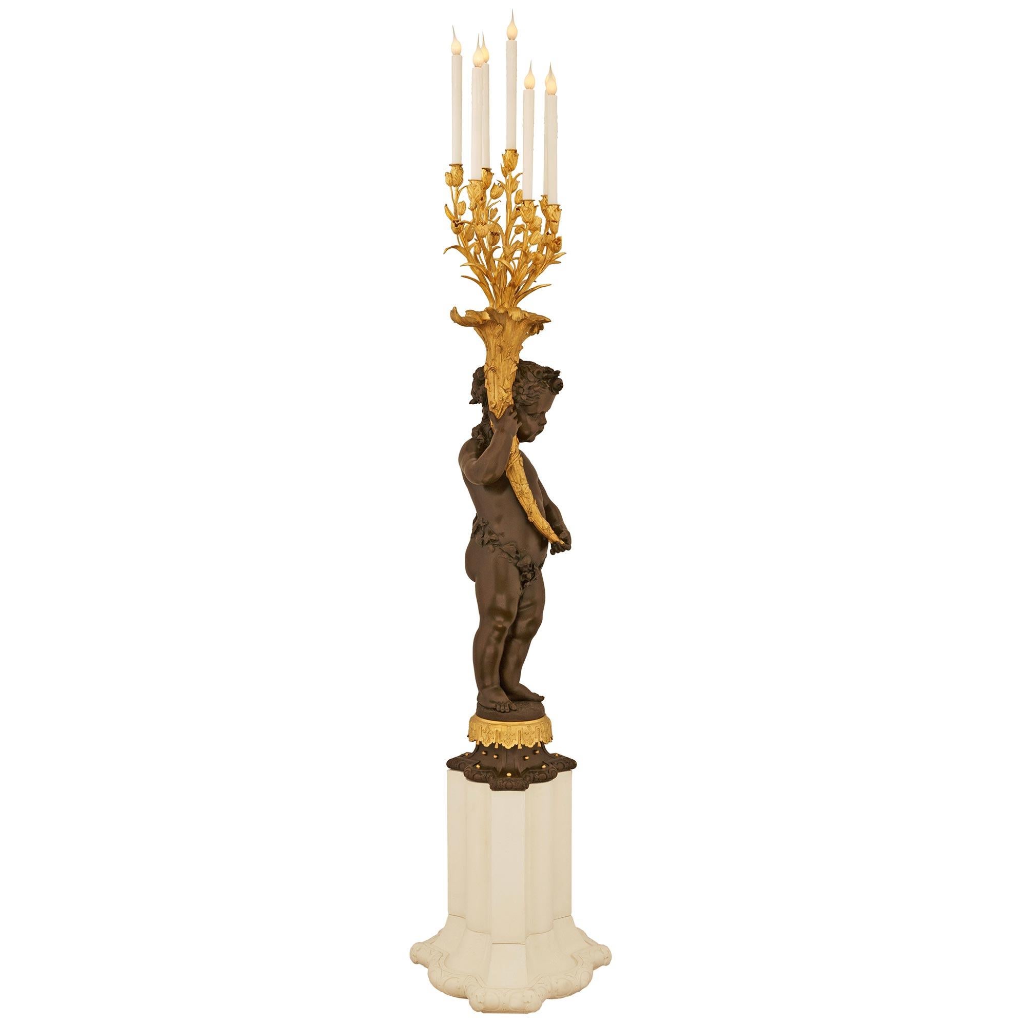 Francese Lampada a candelabro francese del XIX secolo in bronzo patinato e Ormolu di stile Luigi XVI in vendita
