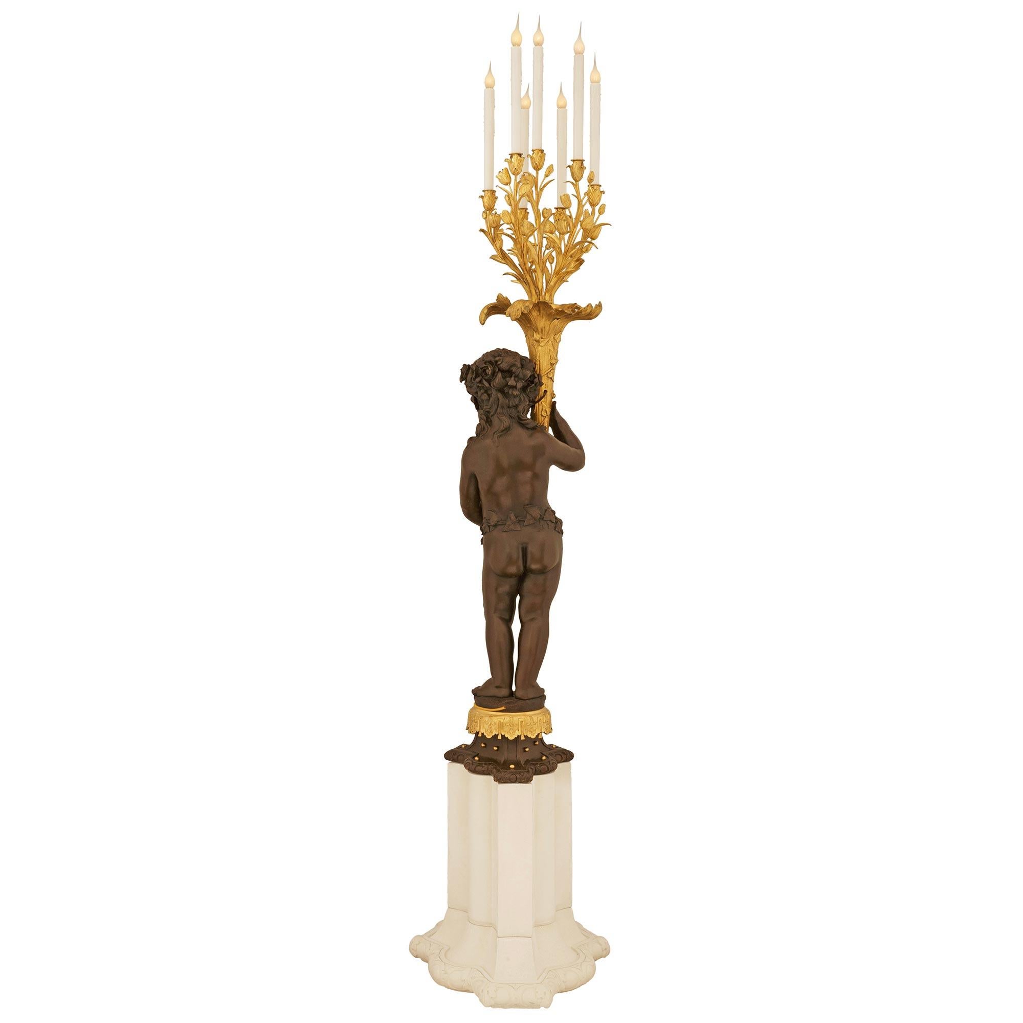 Bronzo Lampada a candelabro francese del XIX secolo in bronzo patinato e Ormolu di stile Luigi XVI in vendita