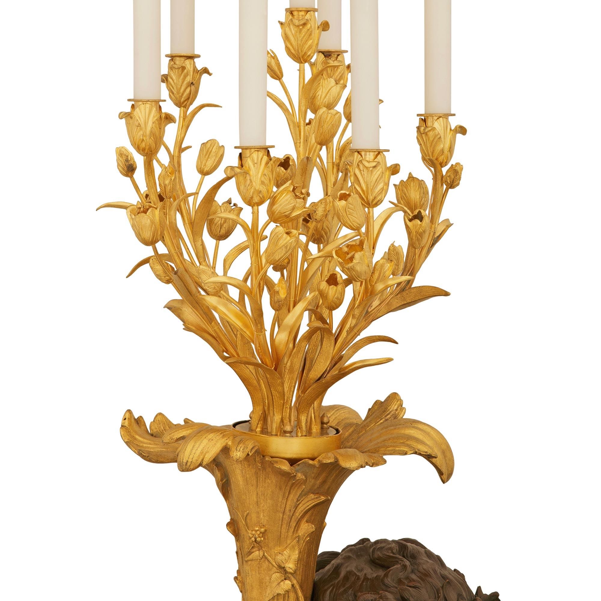 Lampada a candelabro francese del XIX secolo in bronzo patinato e Ormolu di stile Luigi XVI in vendita 1