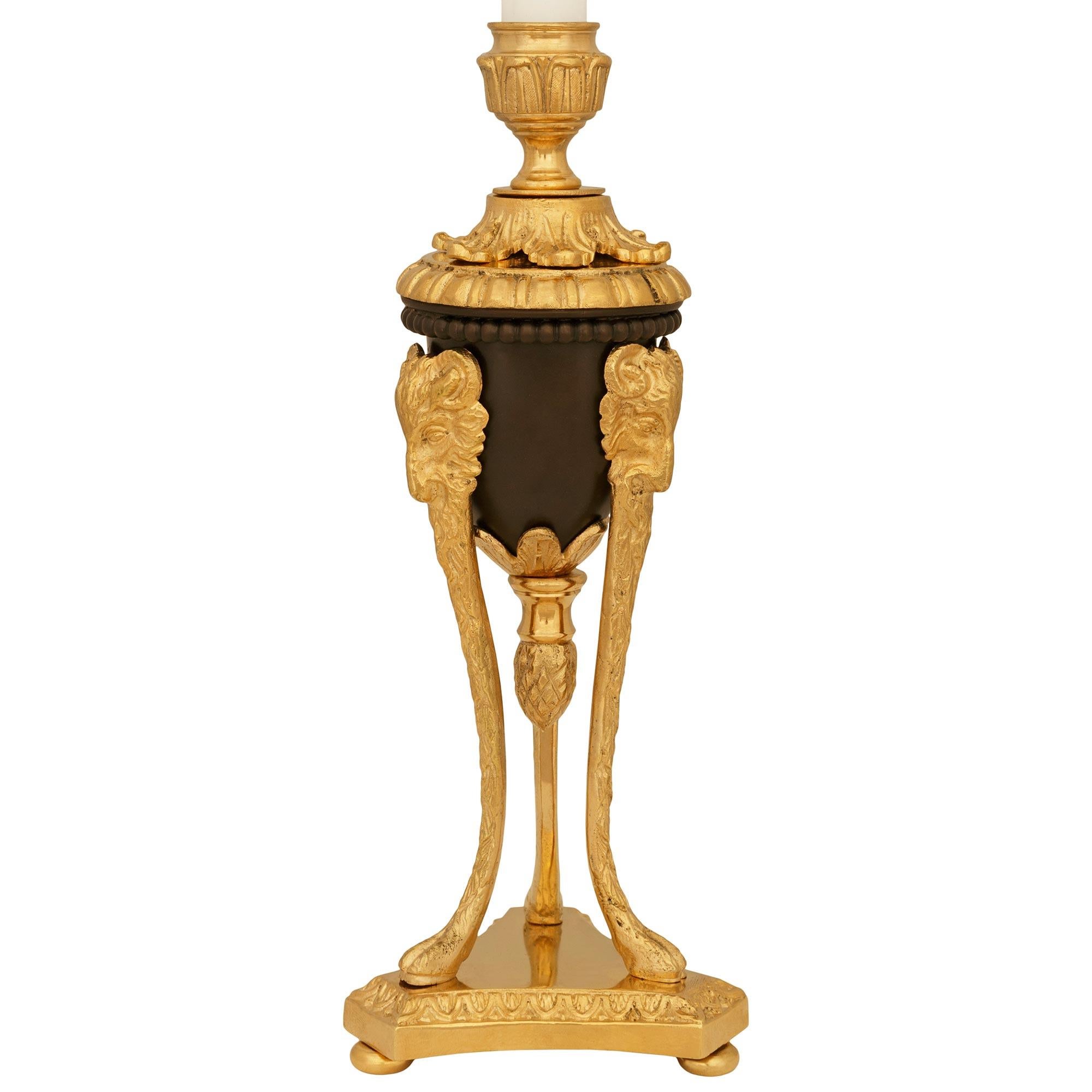 Französisch 19. Jahrhundert Louis XVI st. patiniert Bronze und Ormolu Kerzenleuchter (Louis XVI.) im Angebot