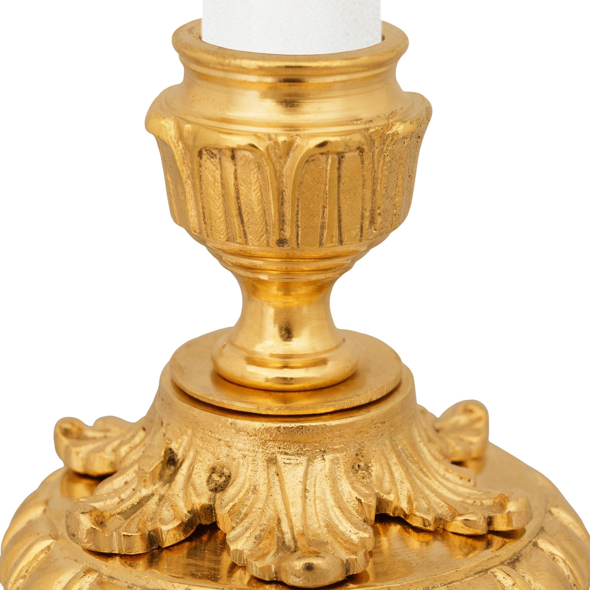 Französisch 19. Jahrhundert Louis XVI st. patiniert Bronze und Ormolu Kerzenleuchter (Patiniert) im Angebot