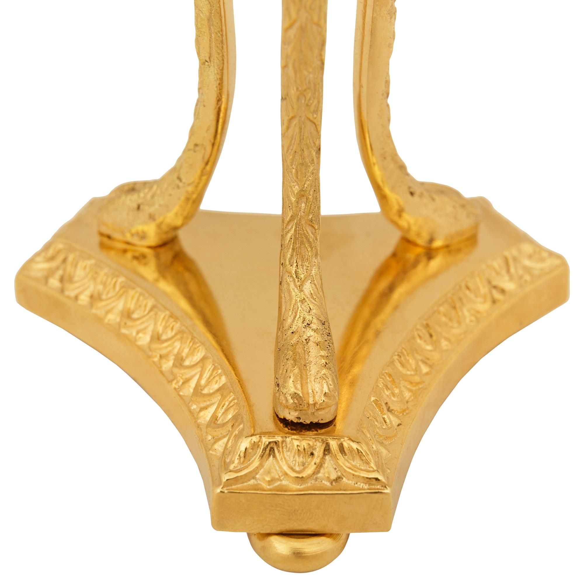 Französisch 19. Jahrhundert Louis XVI st. patiniert Bronze und Ormolu Kerzenleuchter im Angebot 2