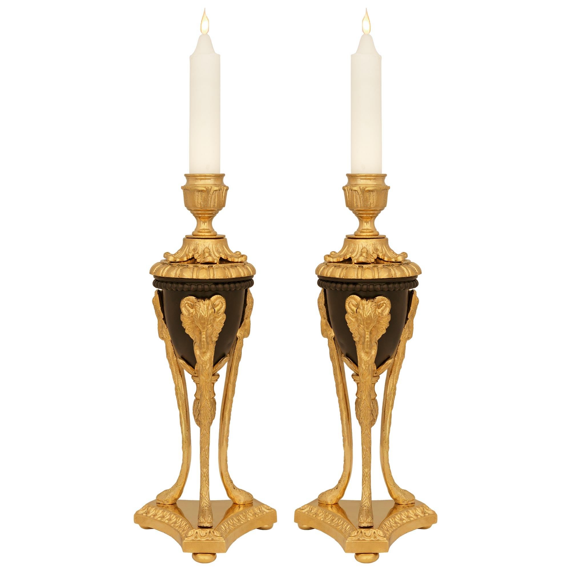 Französisch 19. Jahrhundert Louis XVI st. patiniert Bronze und Ormolu Kerzenleuchter im Angebot