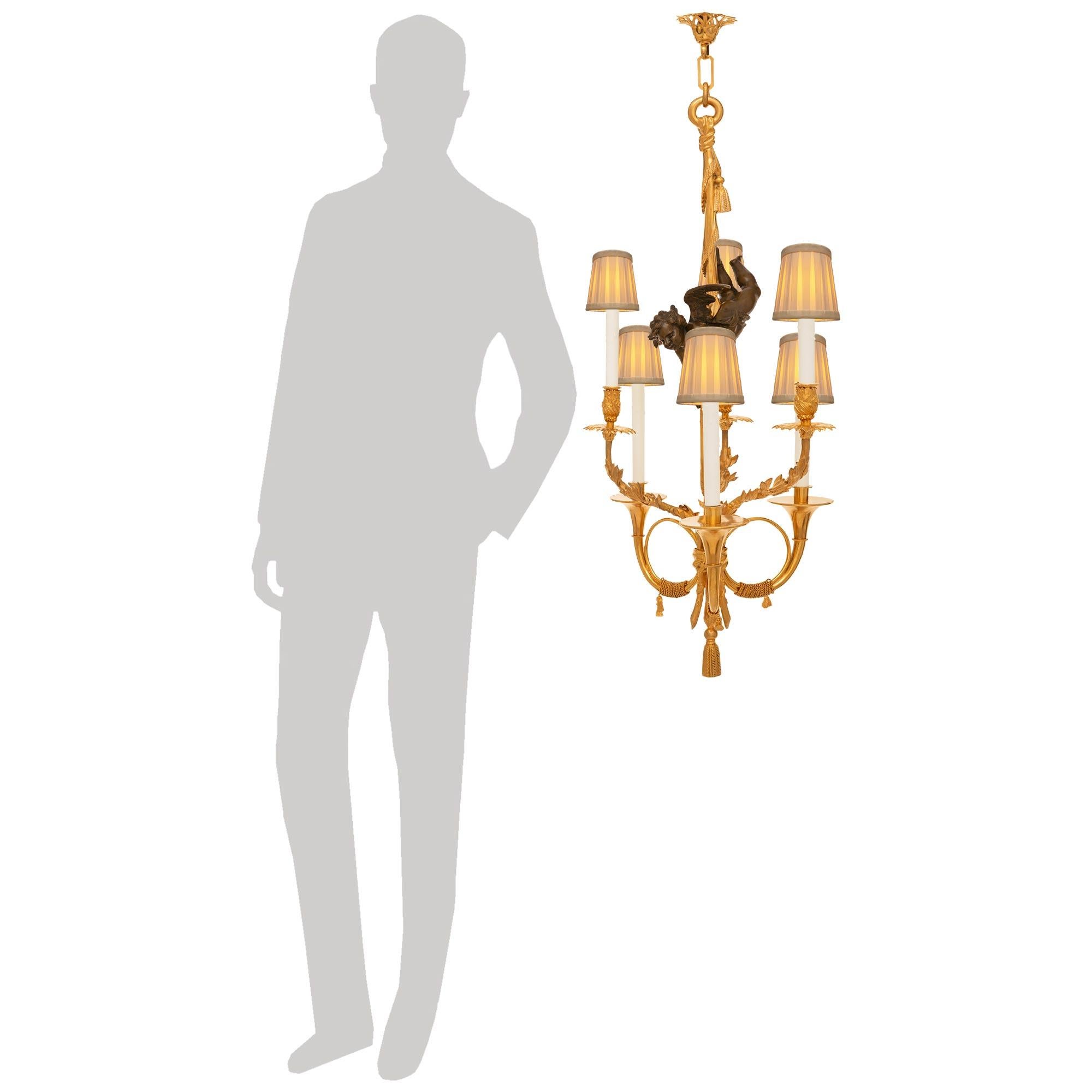 Ein eleganter und sehr charmanter französischer Kronleuchter aus patinierter Bronze und Ormolu aus dem 19. Dieser einzigartig gestaltete Kronleuchter mit sechs Lichtern wird von einer hängenden Quaste unter einem Bündel von beerenbewachsenen Zweigen