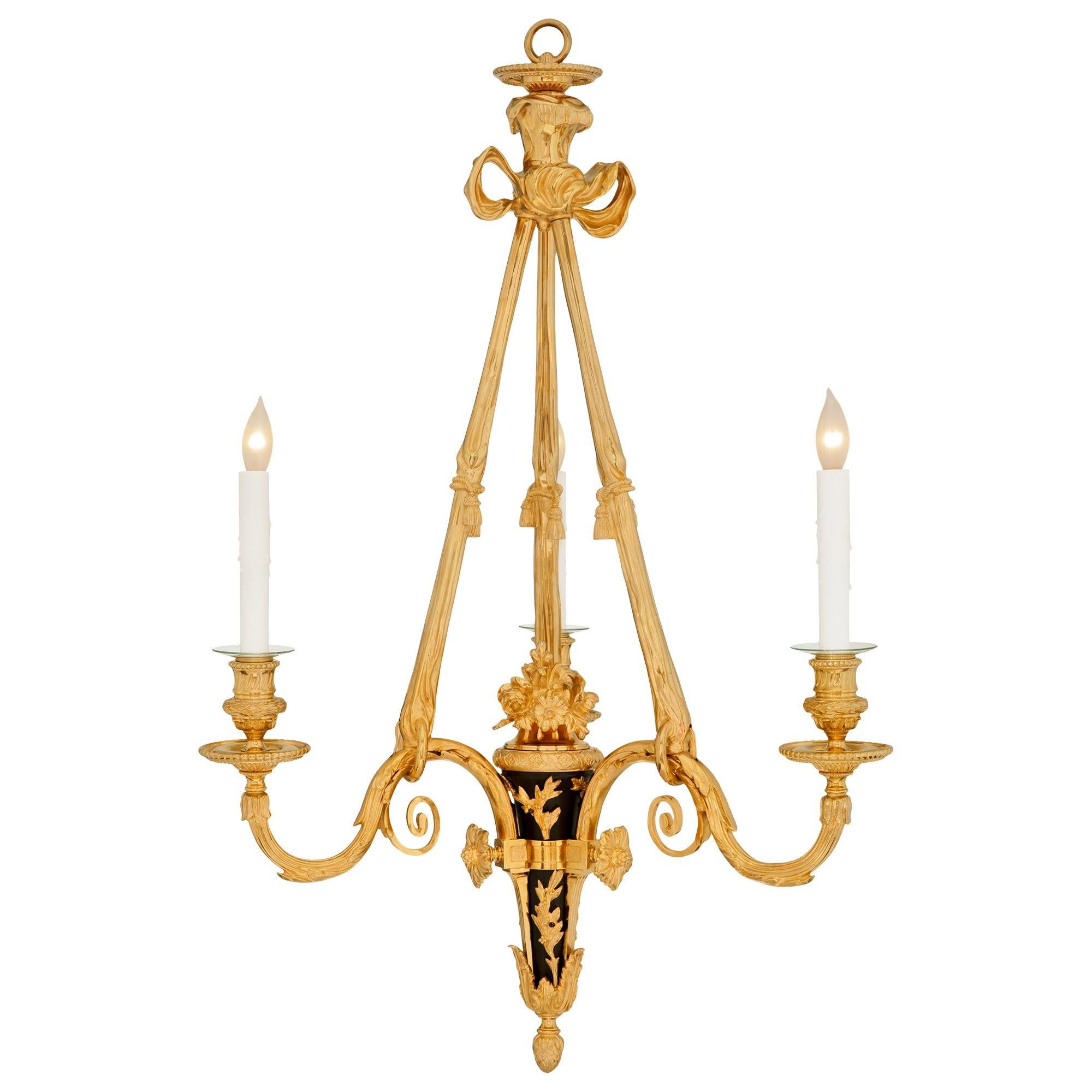 Francese Lampadario francese del XIX secolo in bronzo patinato e Ormolu di epoca Luigi XVI in vendita