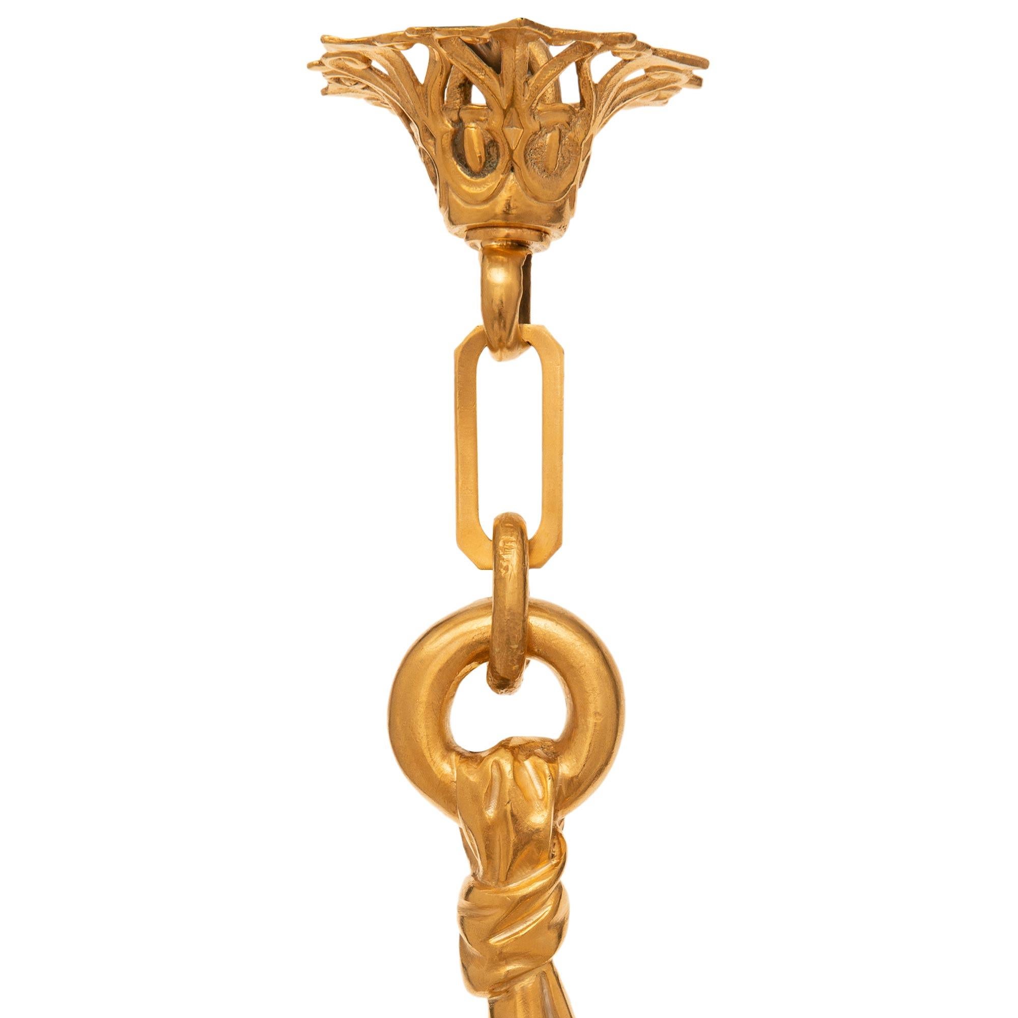Französischer Louis-XVI-Kronleuchter aus patinierter Bronze und Ormolu aus dem 19. (Patiniert) im Angebot