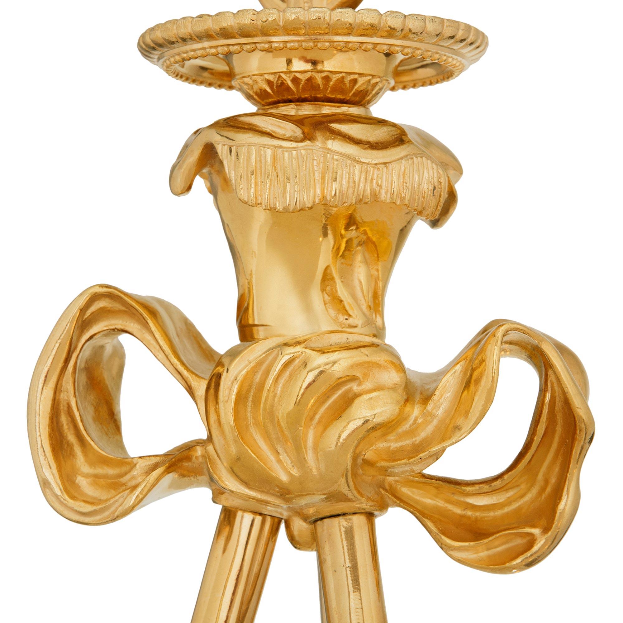 Lampadario francese del XIX secolo in bronzo patinato e Ormolu di epoca Luigi XVI In condizioni buone in vendita a West Palm Beach, FL