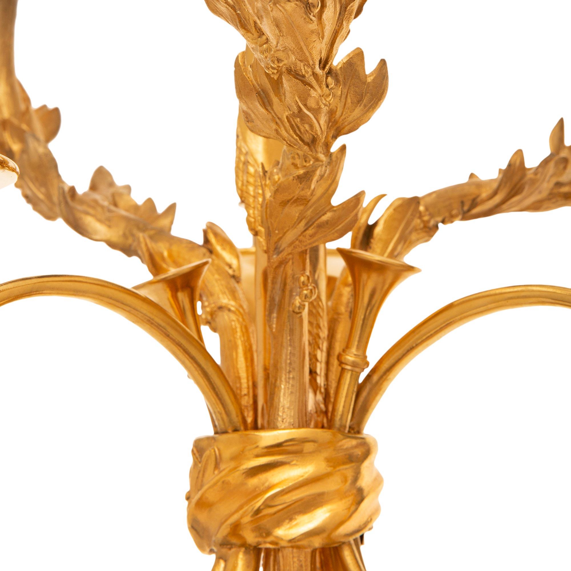 Französischer Louis-XVI-Kronleuchter aus patinierter Bronze und Ormolu aus dem 19. (19. Jahrhundert) im Angebot