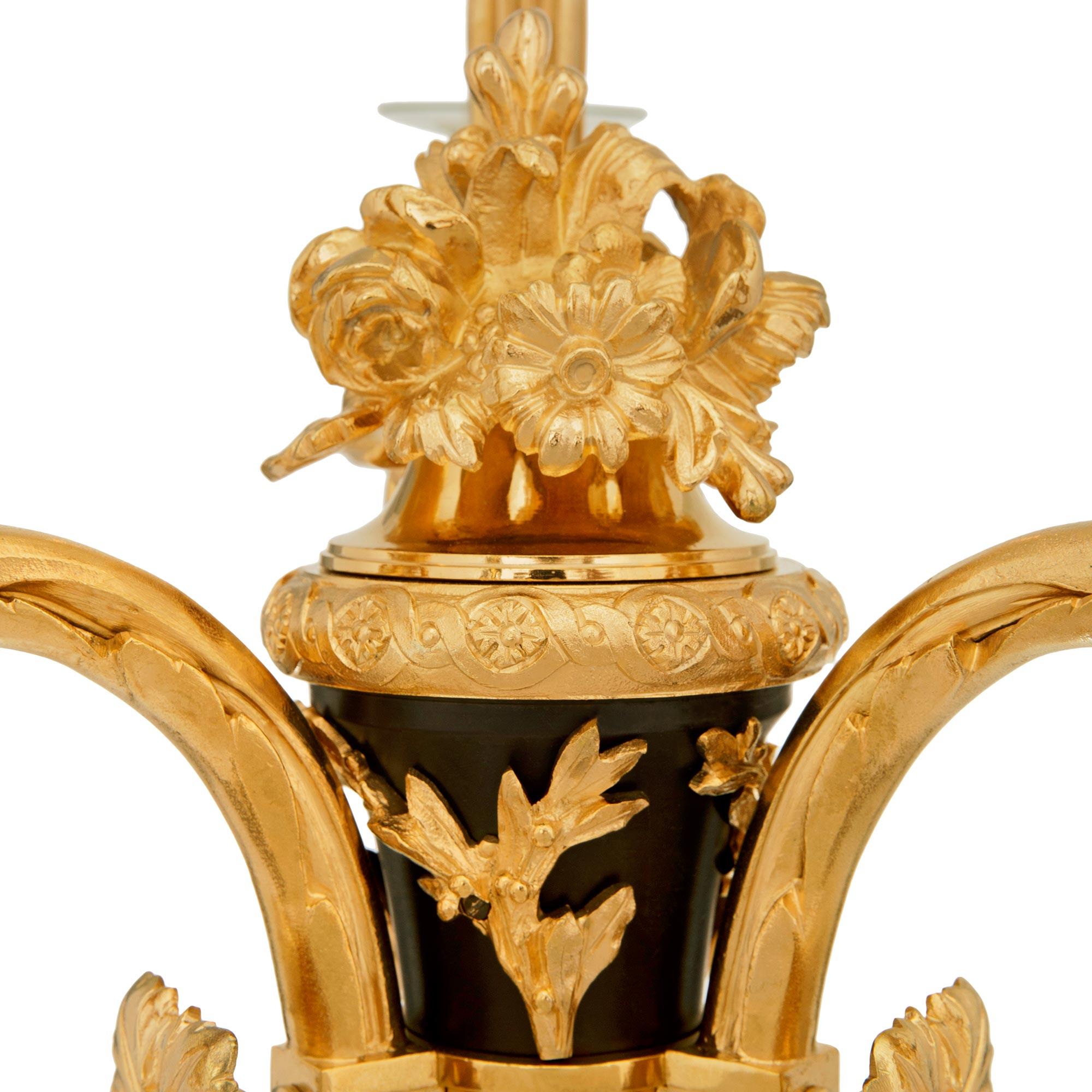 Lampadario francese del XIX secolo in bronzo patinato e Ormolu di epoca Luigi XVI in vendita 1