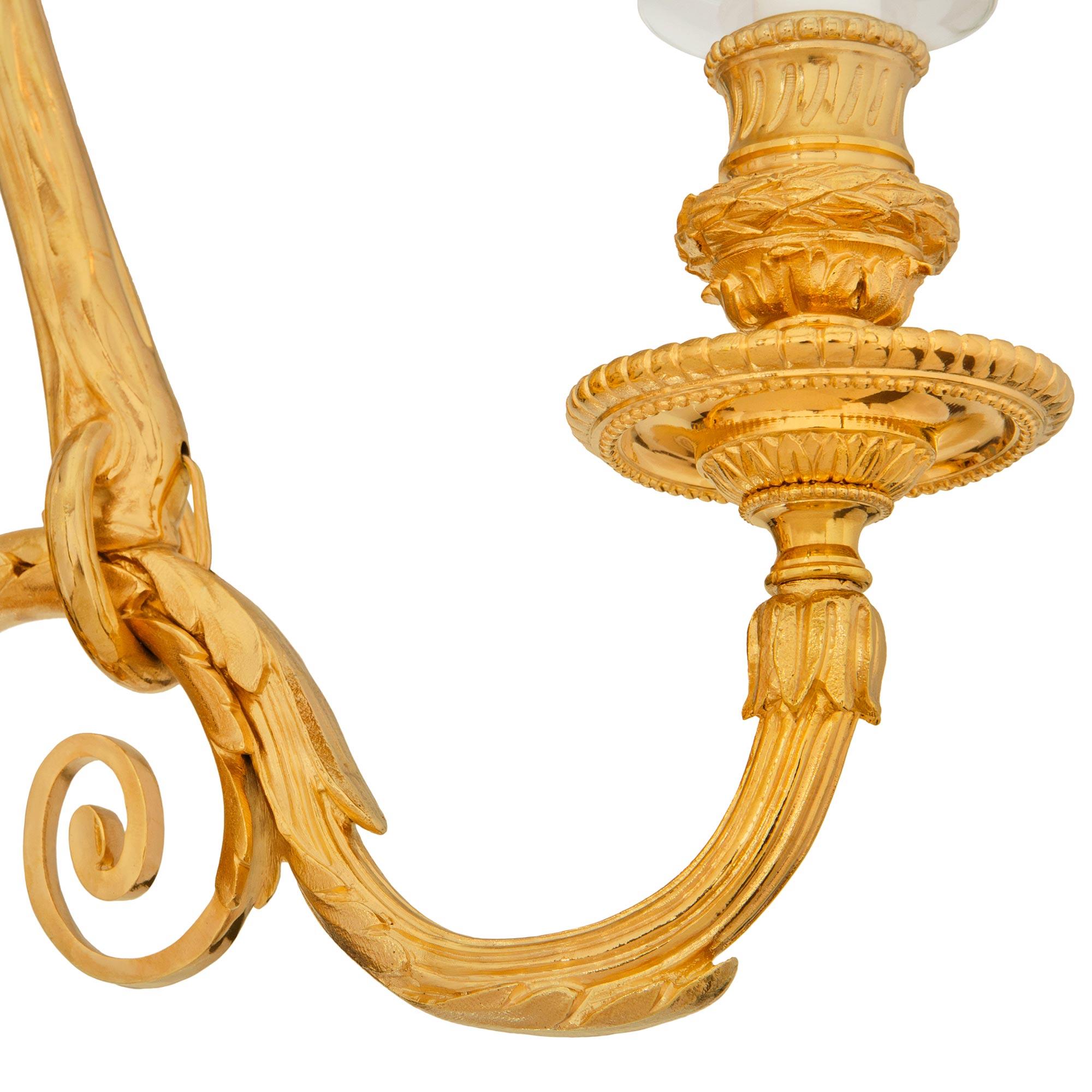 Lampadario francese del XIX secolo in bronzo patinato e Ormolu di epoca Luigi XVI in vendita 2