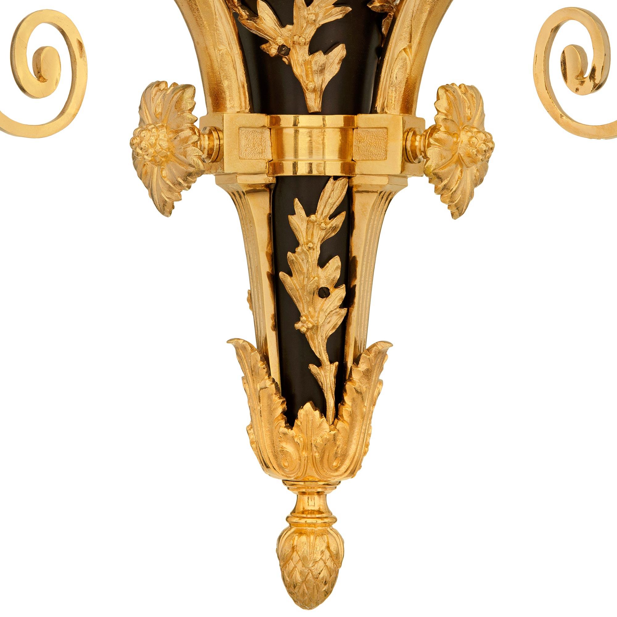 Lampadario francese del XIX secolo in bronzo patinato e Ormolu di epoca Luigi XVI in vendita 3