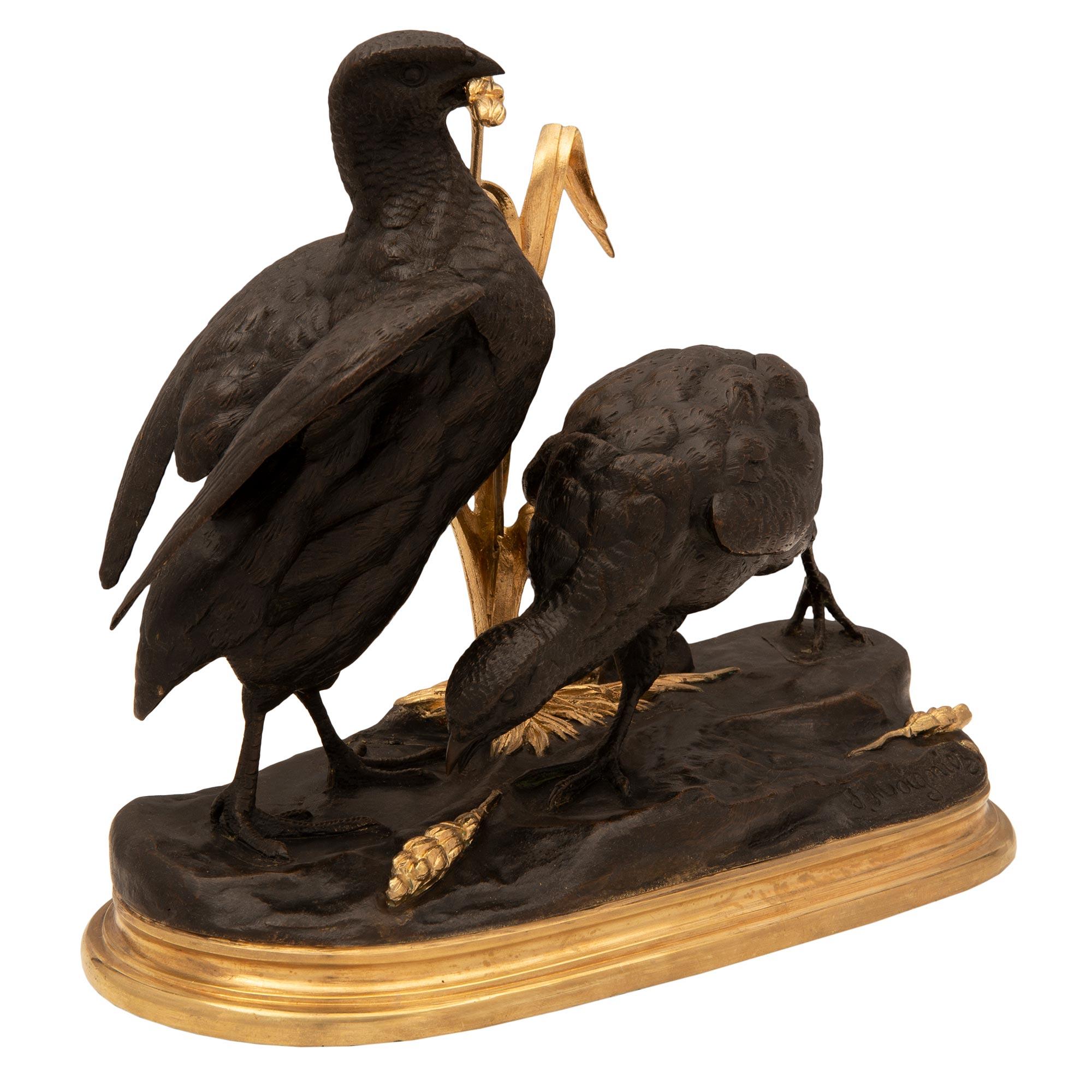 Un'affascinante e attraente statua francese del XIX secolo in bronzo patinato e ormolu, firmata J. Moigniez. La statua è sollevata da una bella base oblunga in ormolu con un bordo screziato. Sopra ci sono due graziosi uccelli in bronzo patinato e