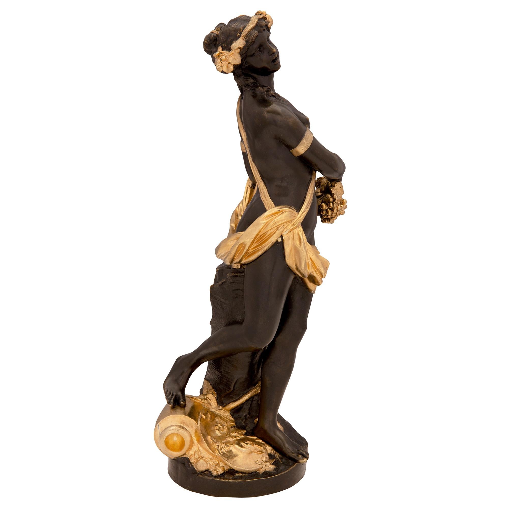 Eine markante französische Statue aus patinierter Bronze und Ormolu aus dem 19. Jahrhundert im Stil Louis XVI. Die Statue steht auf einem runden Sockel mit einem Baumstamm und einem umgefallenen Wassergefäß inmitten feiner Blatt- und Blumendekore.