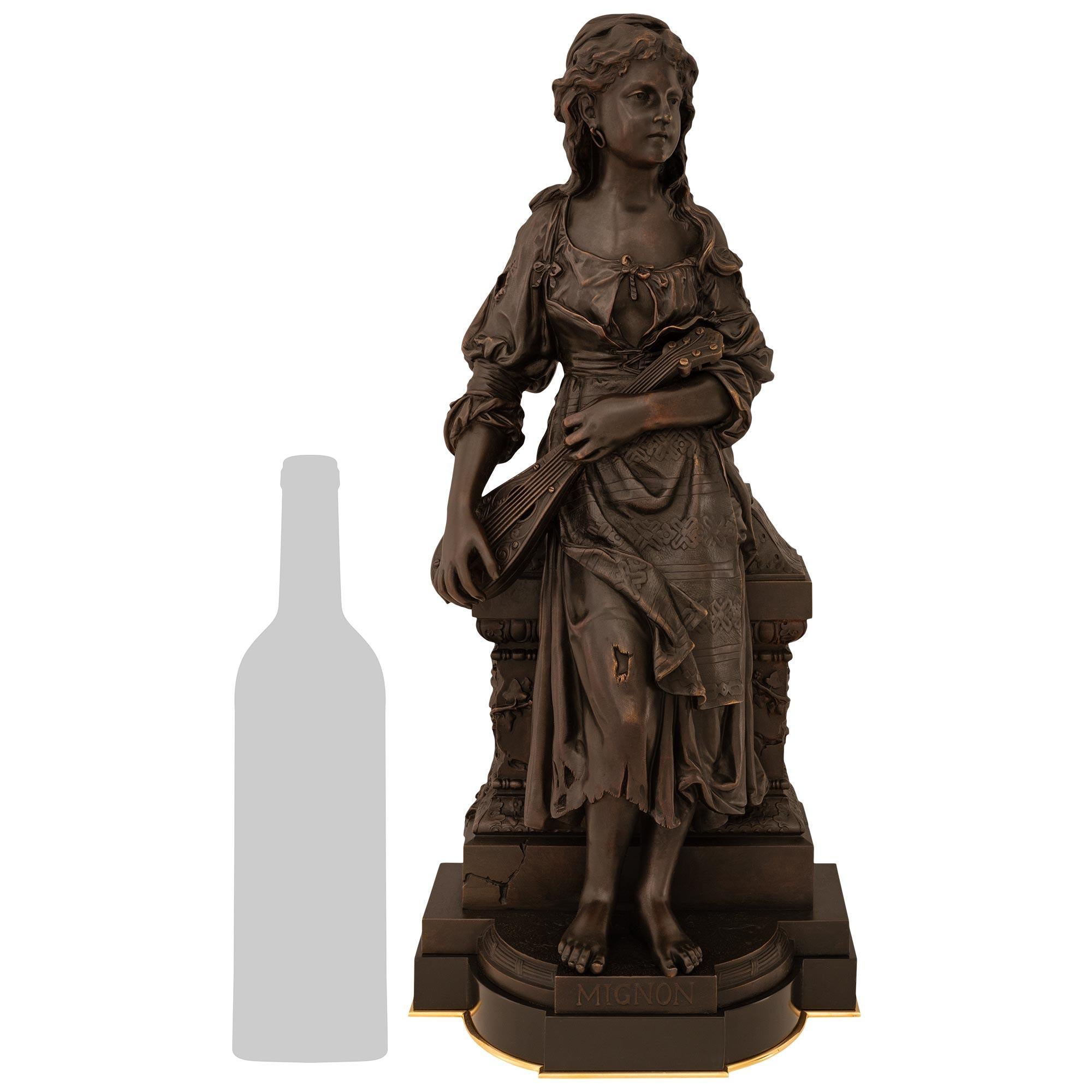 Bellissima statua in bronzo patinato e ormolu del XIX secolo di Mignon, in stile Luigi XVI. Questa meravigliosa statua di 