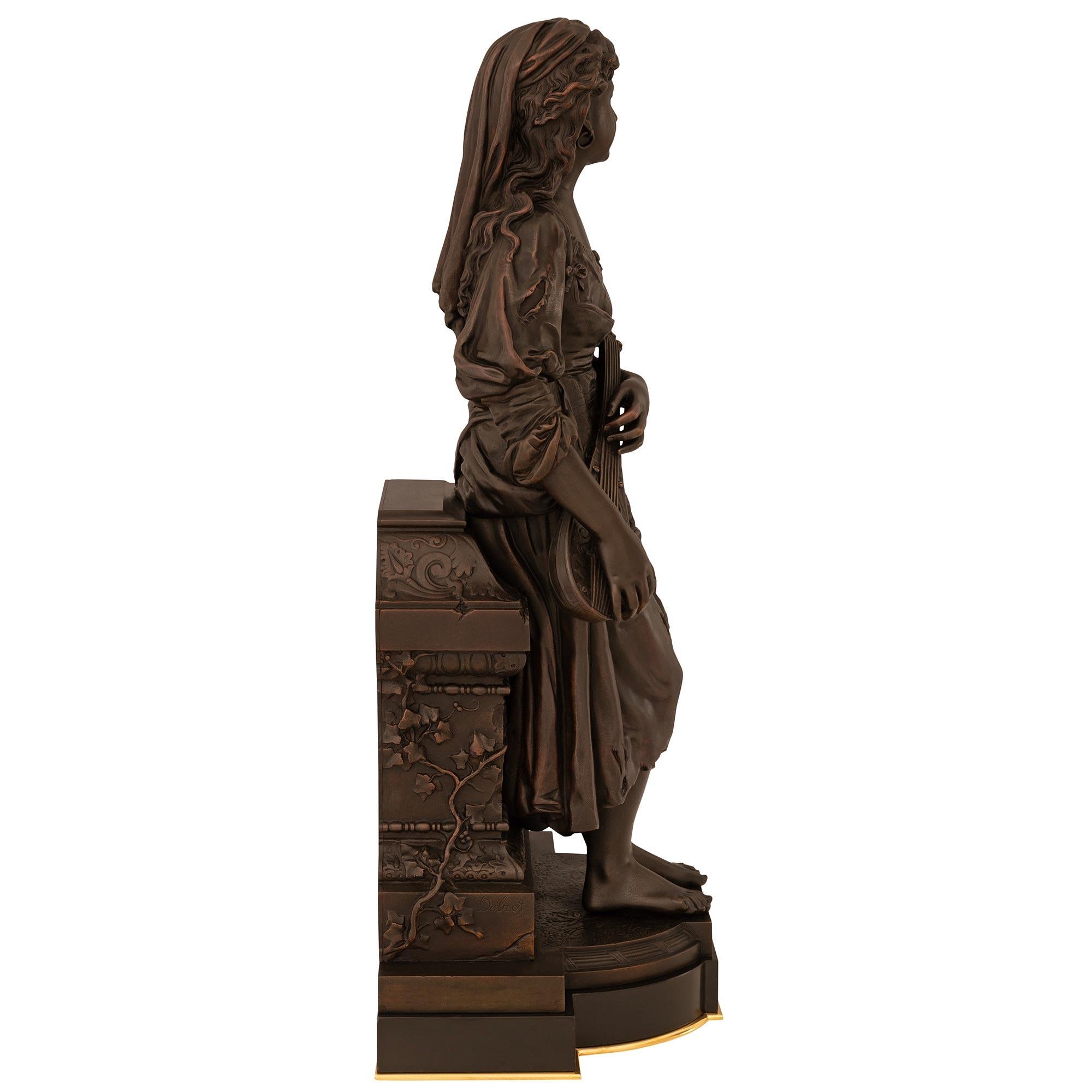 Francese Statua francese del XIX secolo in bronzo patinato e Ormolu in stile Luigi XVI in vendita