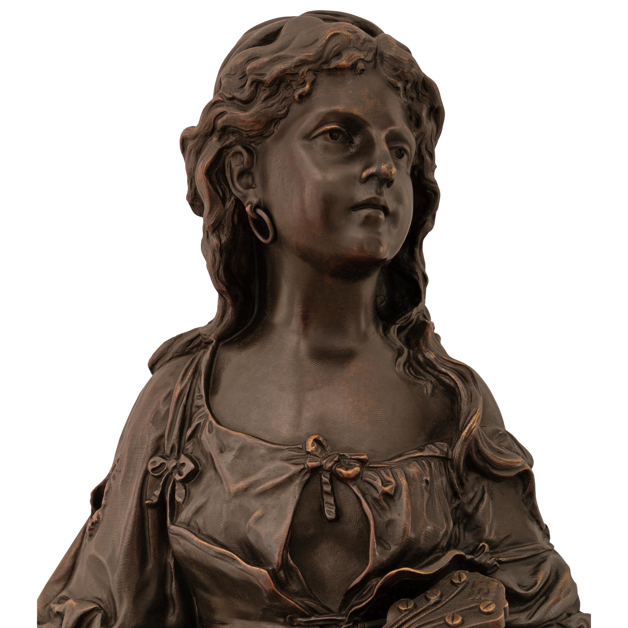 Patinato Statua francese del XIX secolo in bronzo patinato e Ormolu in stile Luigi XVI in vendita