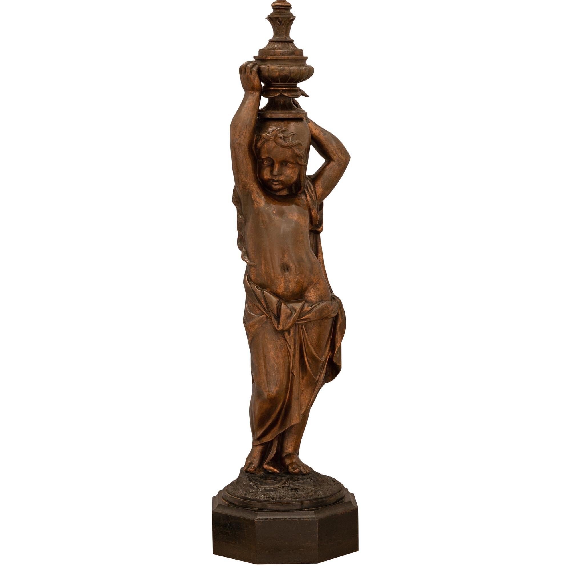 Français Lampe en bronze patiné de style Louis XVI du 19ème siècle. en vente