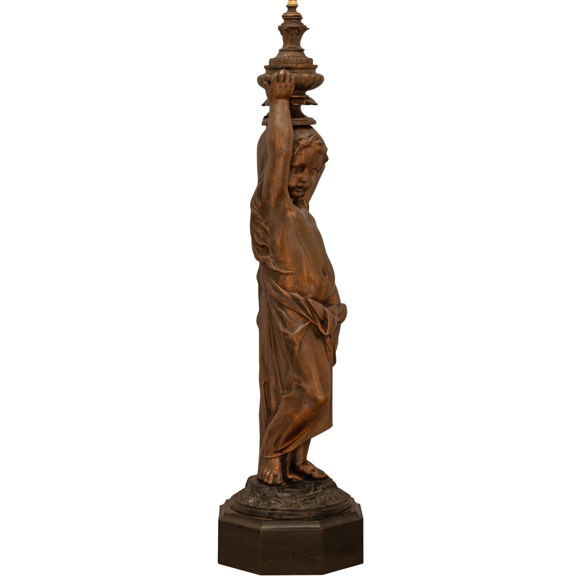 Patiné Lampe en bronze patiné de style Louis XVI du 19ème siècle. en vente