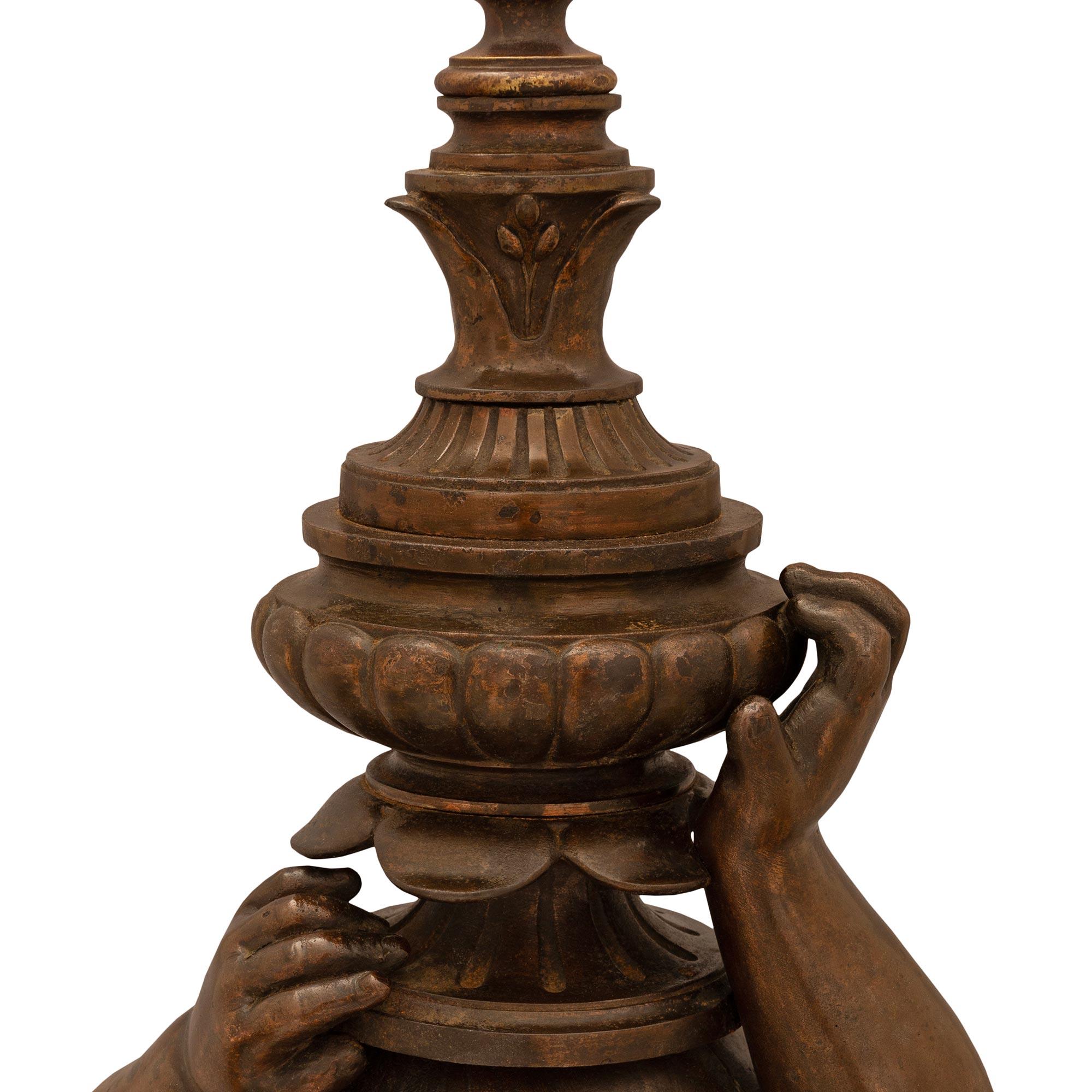 Lampe en bronze patiné de style Louis XVI du 19ème siècle. Bon état - En vente à West Palm Beach, FL