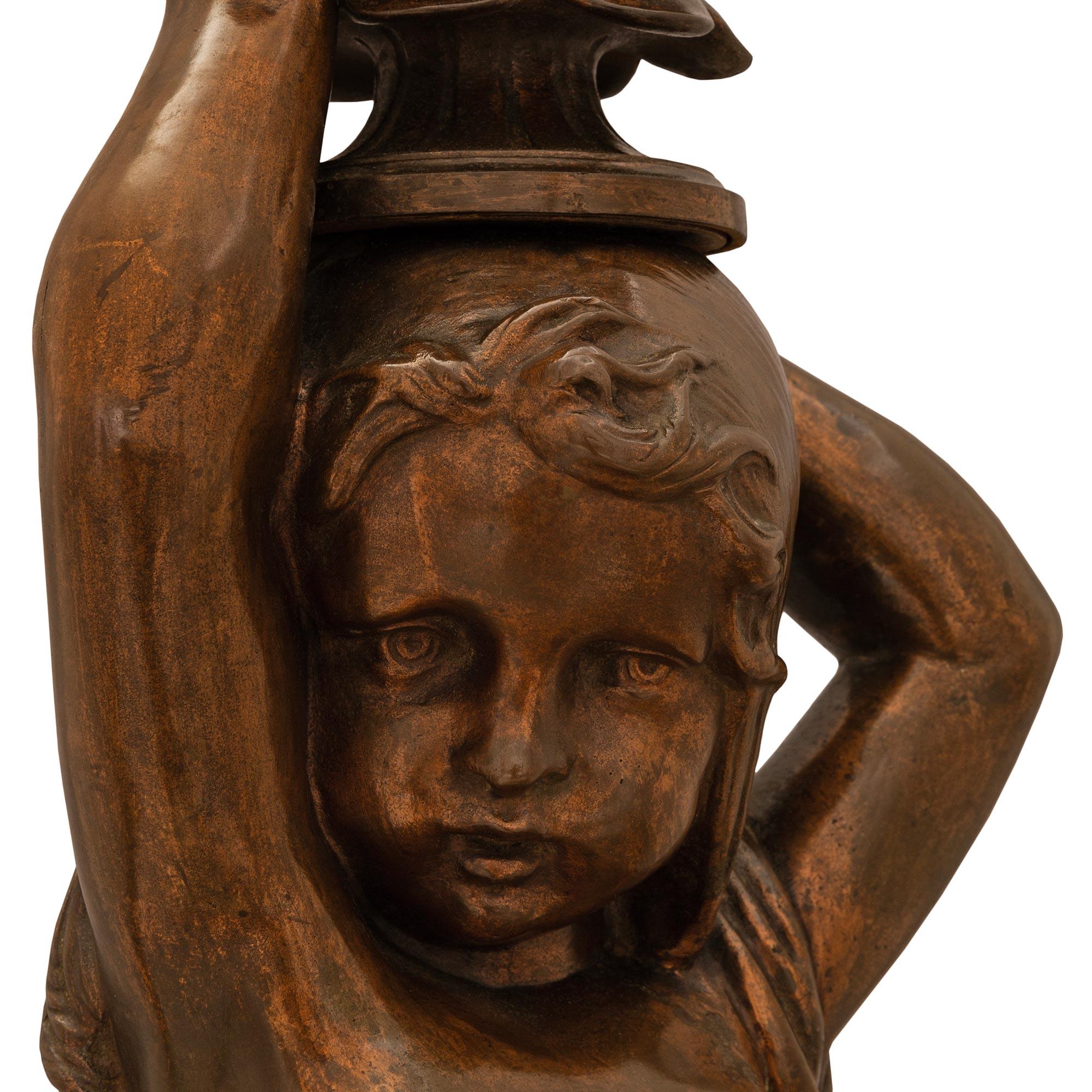 XIXe siècle Lampe en bronze patiné de style Louis XVI du 19ème siècle. en vente