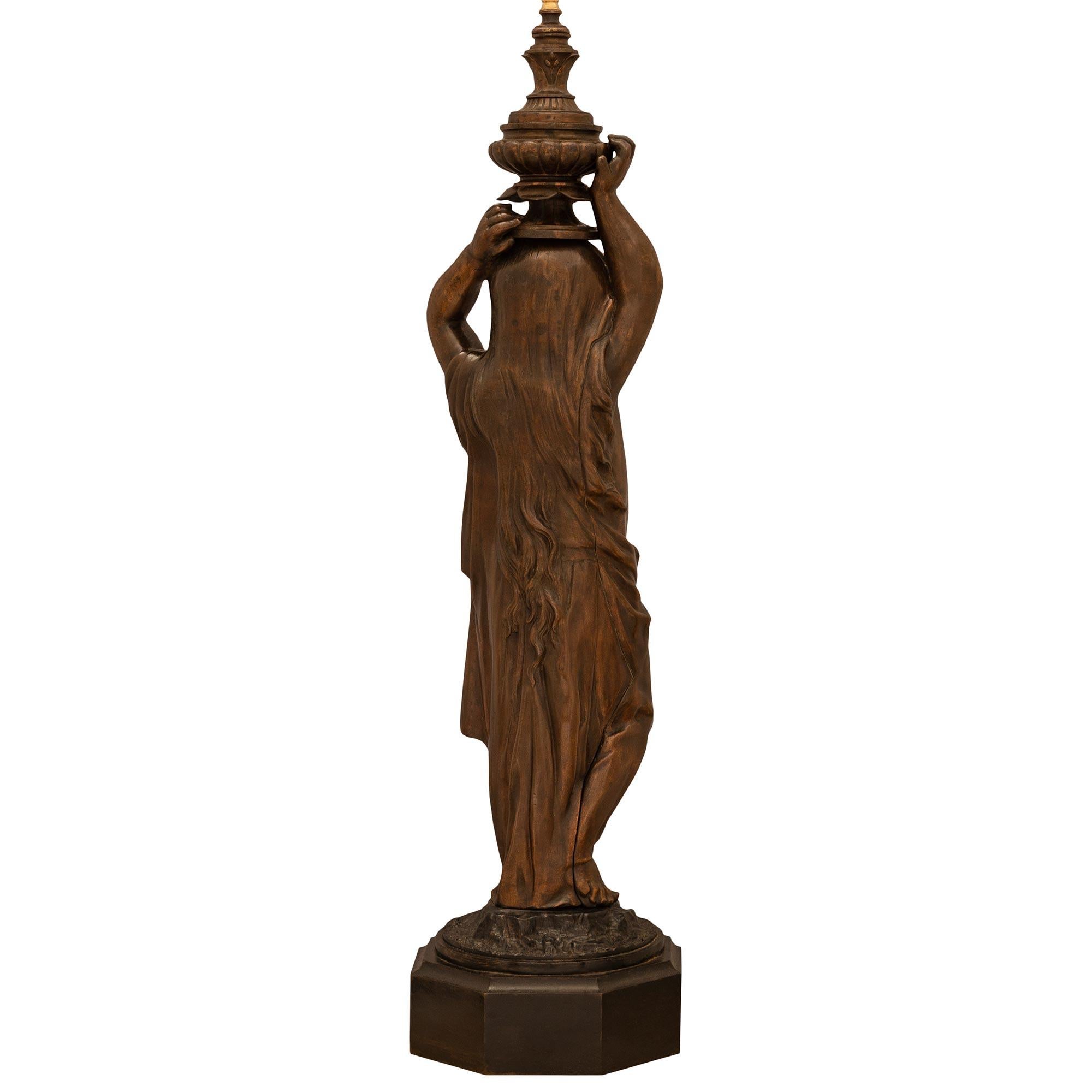 Lampe en bronze patiné de style Louis XVI du 19ème siècle. en vente 2