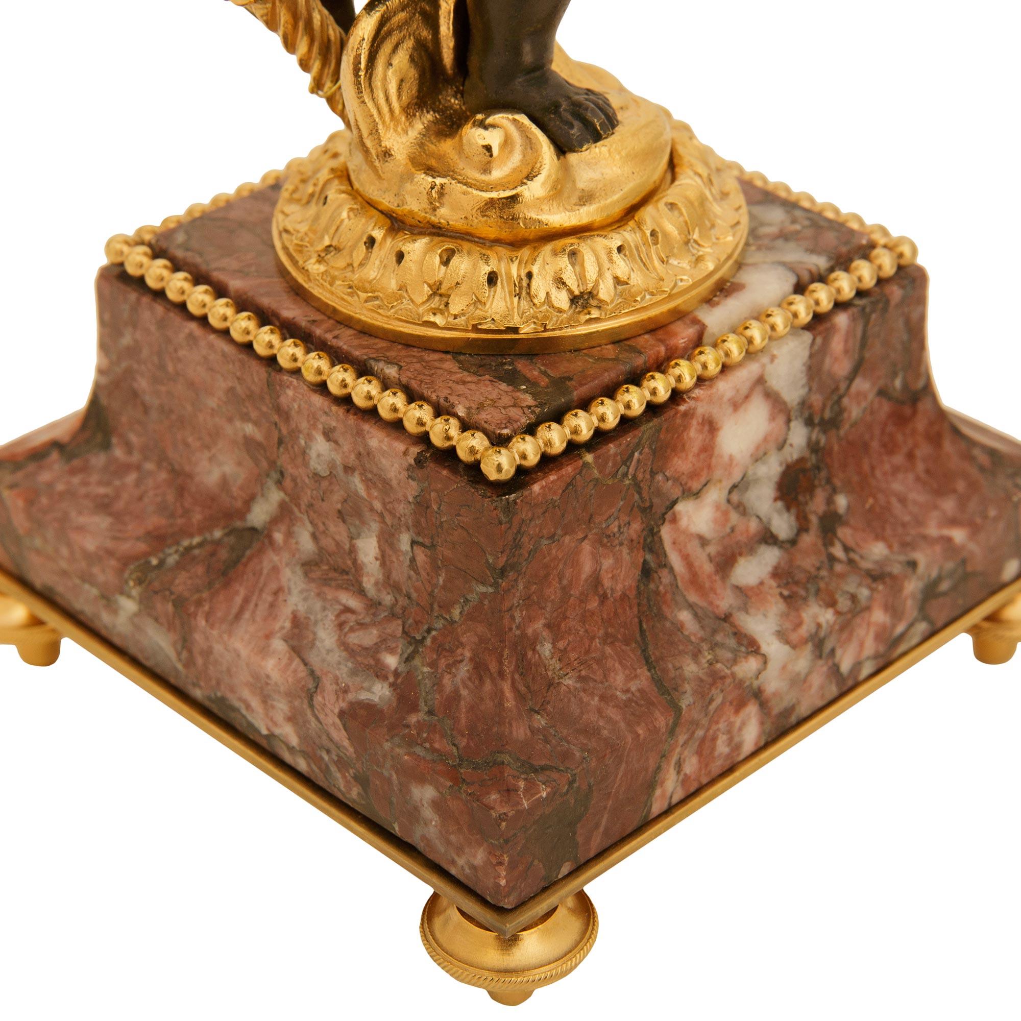 Lámpara francesa del siglo XIX, estilo Luis XVI, de bronce patinado, mármol y ormolu en venta 5