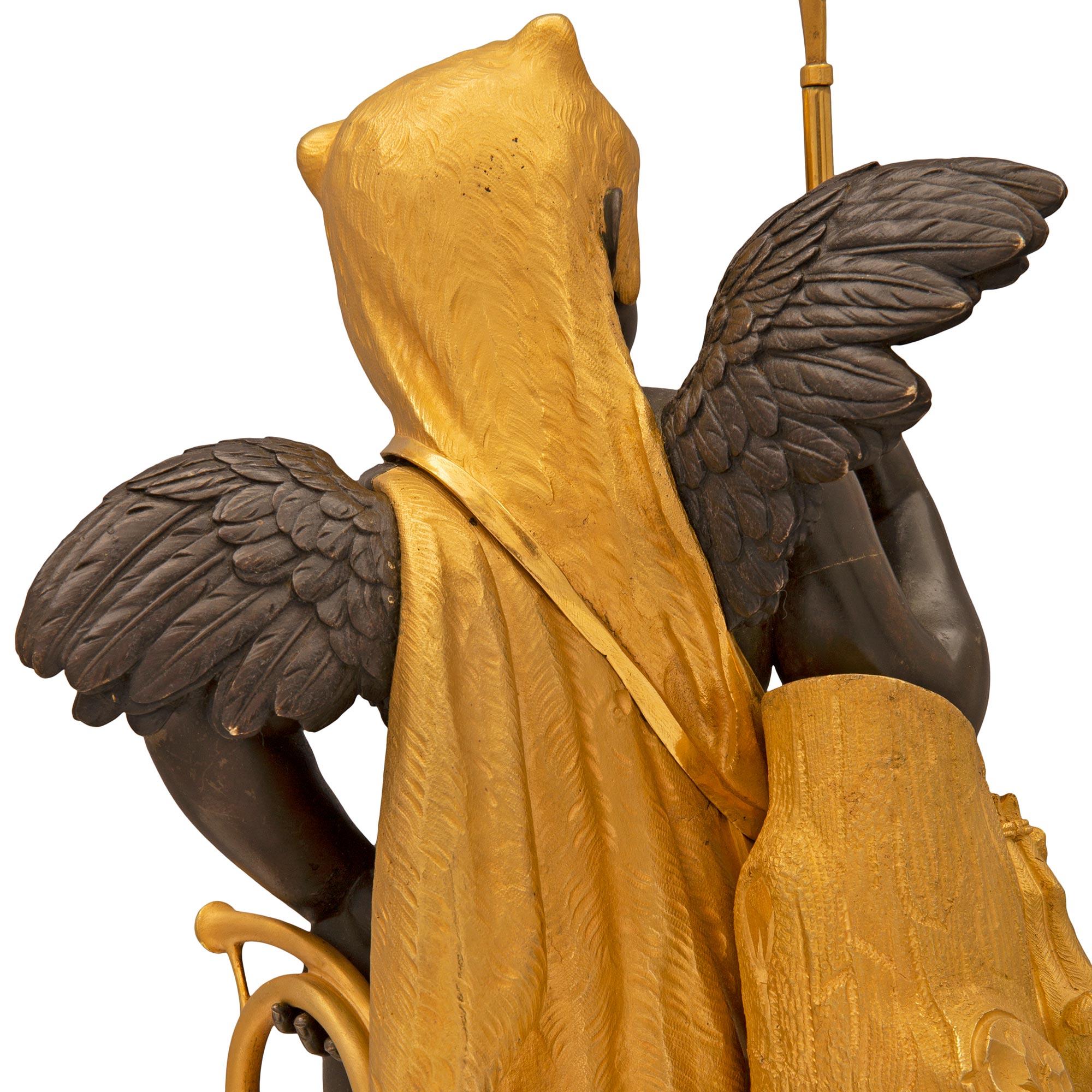 Bronze Statue française du 19ème siècle de style Louis XVI en bronze patiné, marbre et bronze doré en vente
