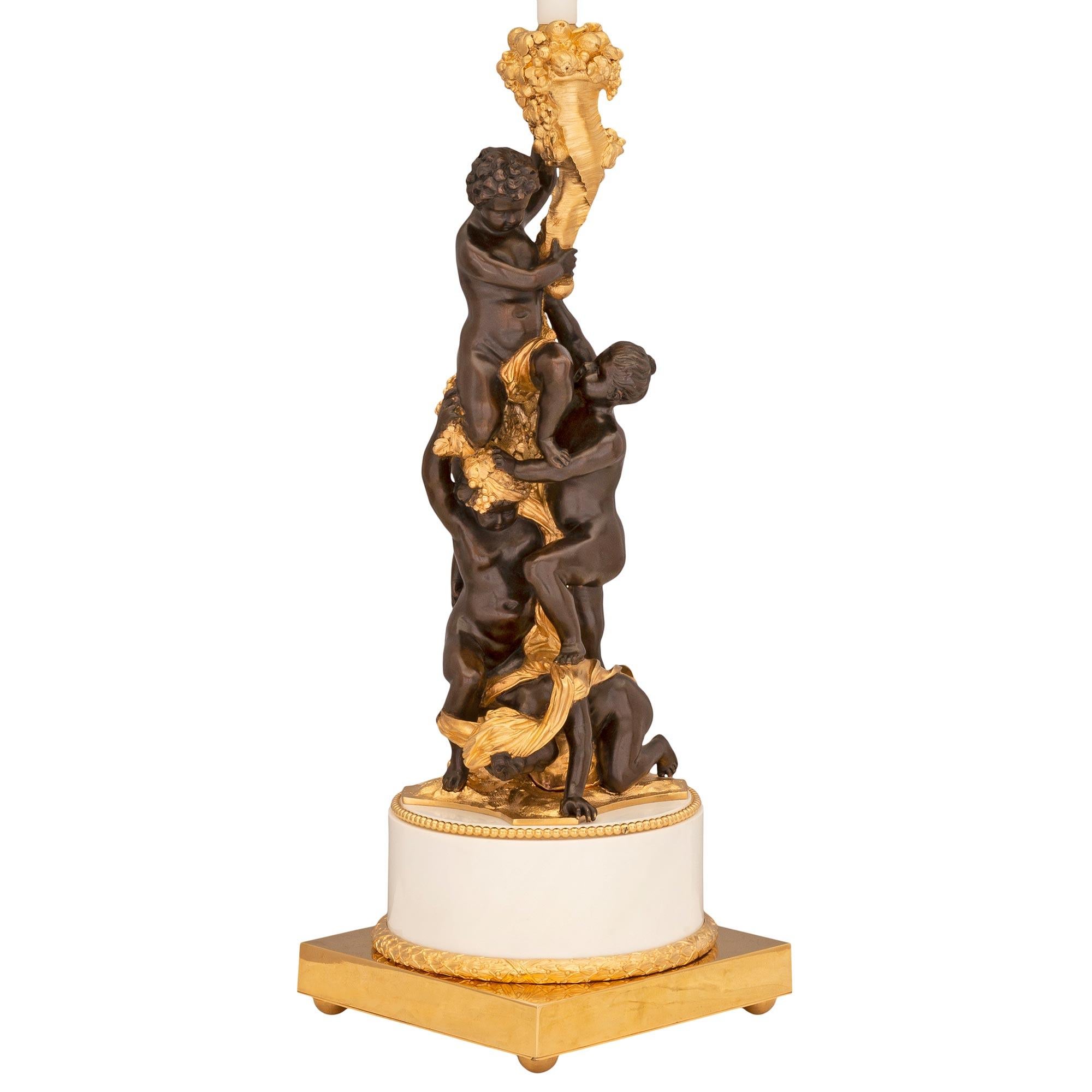 Eine schöne, qualitativ hochwertige französische Lampe aus dem 19. Jahrhundert aus patinierter Bronze, Ormolu und weißem Carrara-Marmor, die von Caldwell of New York vertrieben wird. Die Lampe steht auf einem quadratischen Ormolu-Sockel mit