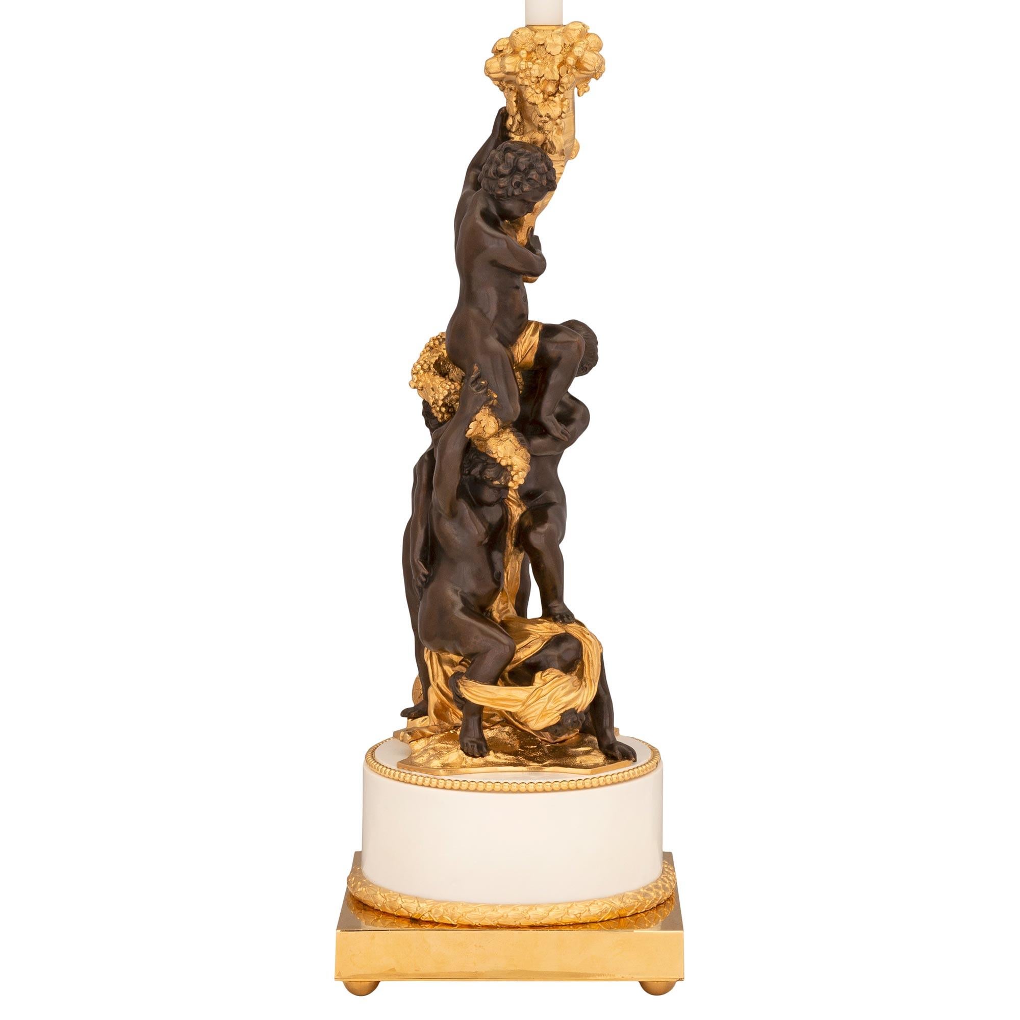 Français Lampe française du 19ème siècle de style Louis XVI en bronze patiné, bronze doré et marbre en vente