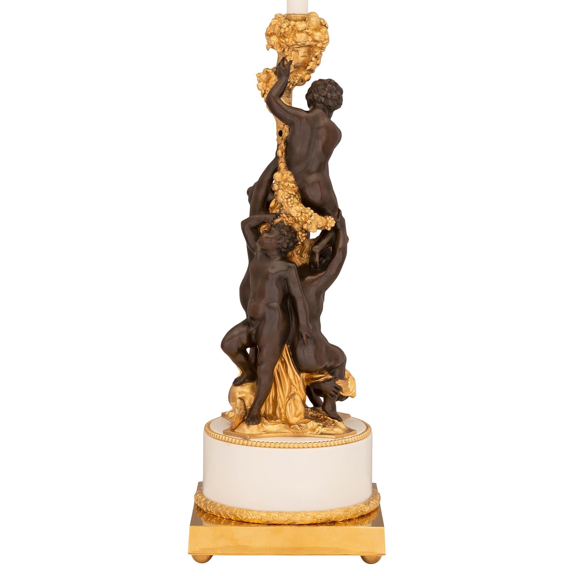 Patiné Lampe française du 19ème siècle de style Louis XVI en bronze patiné, bronze doré et marbre en vente