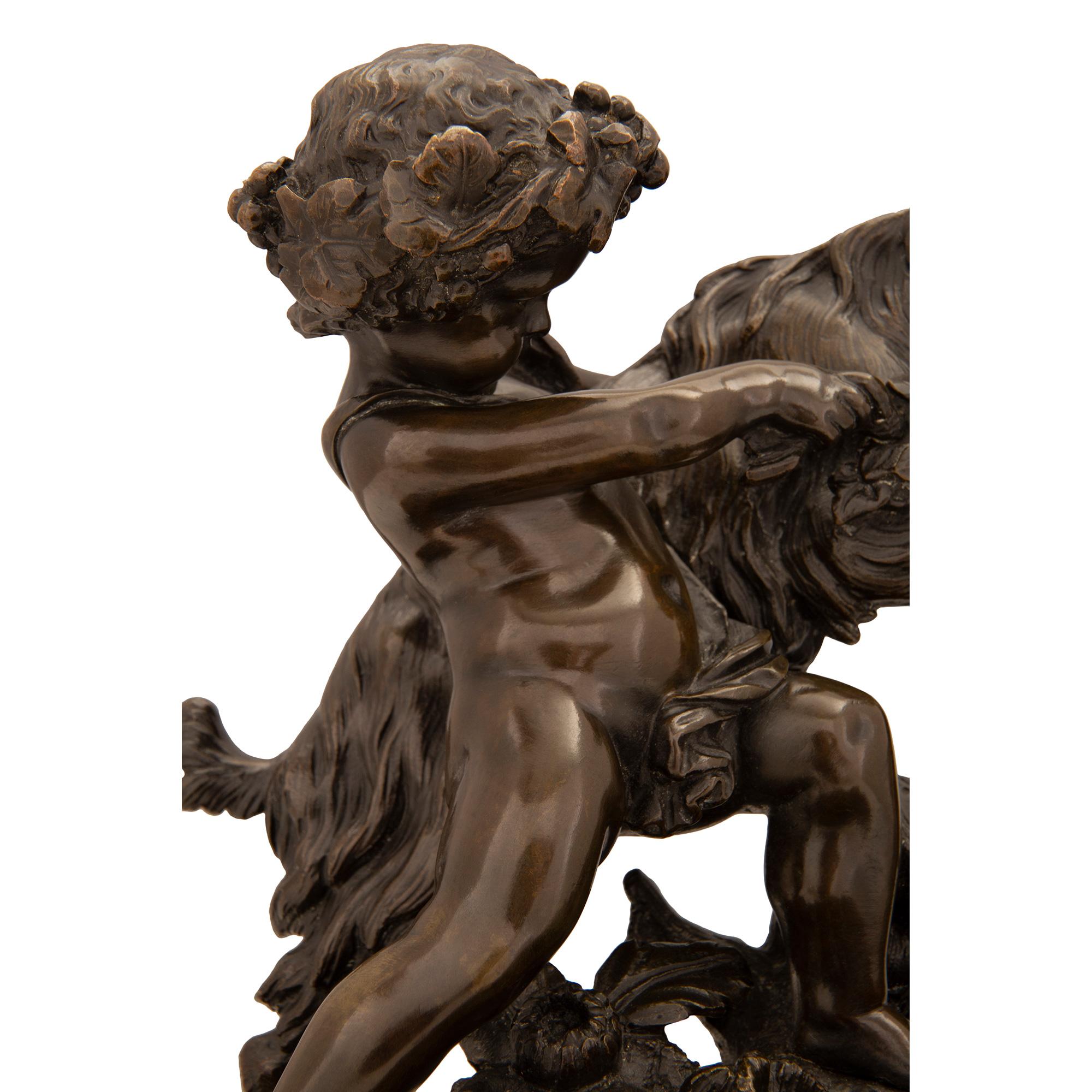 Patiné Statue française du XIXe siècle de style Louis XVI en bronze patiné, bronze doré et marbre en vente