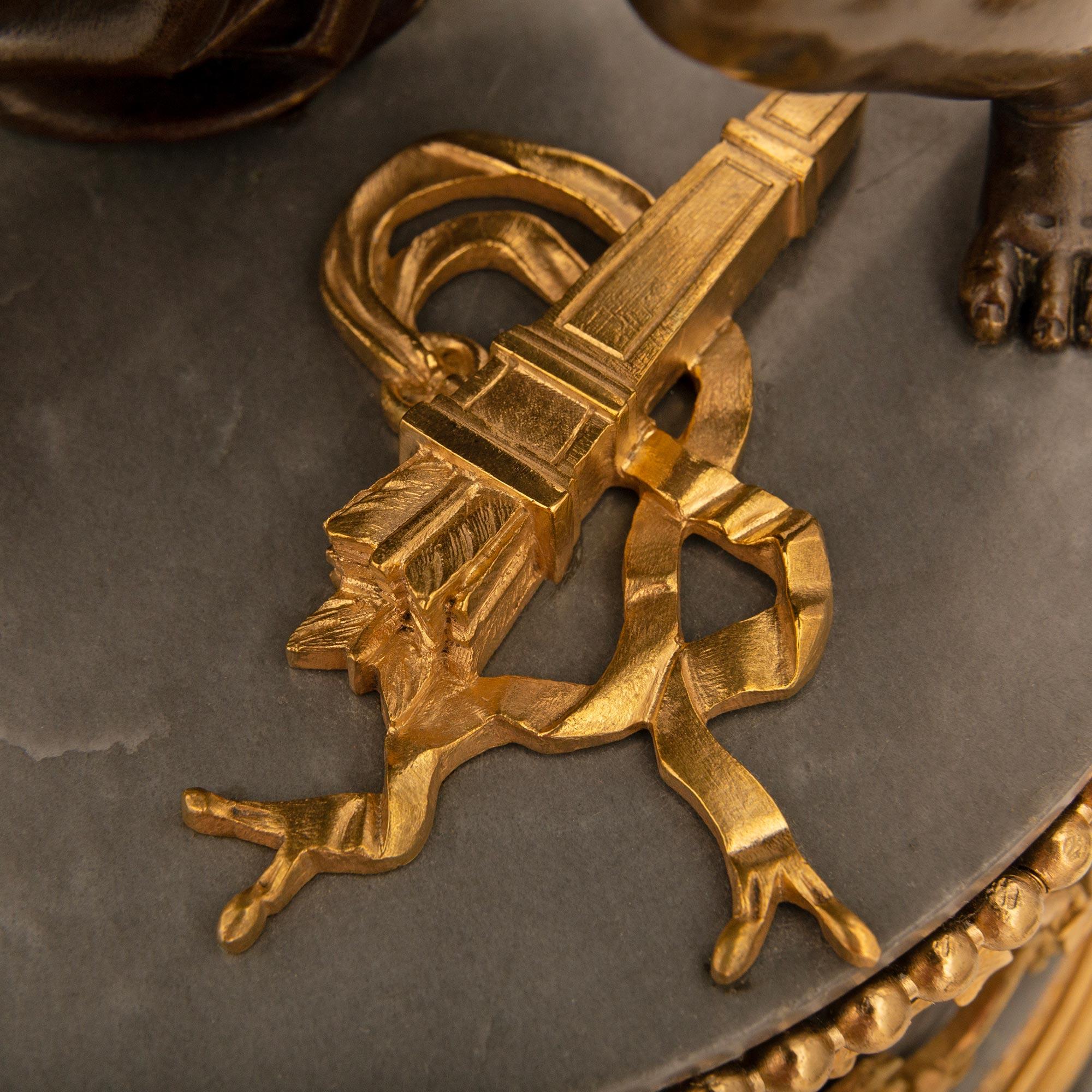Saint Louis XVI français du 19ème siècle en bronze patiné, bronze doré et marbre en vente 3
