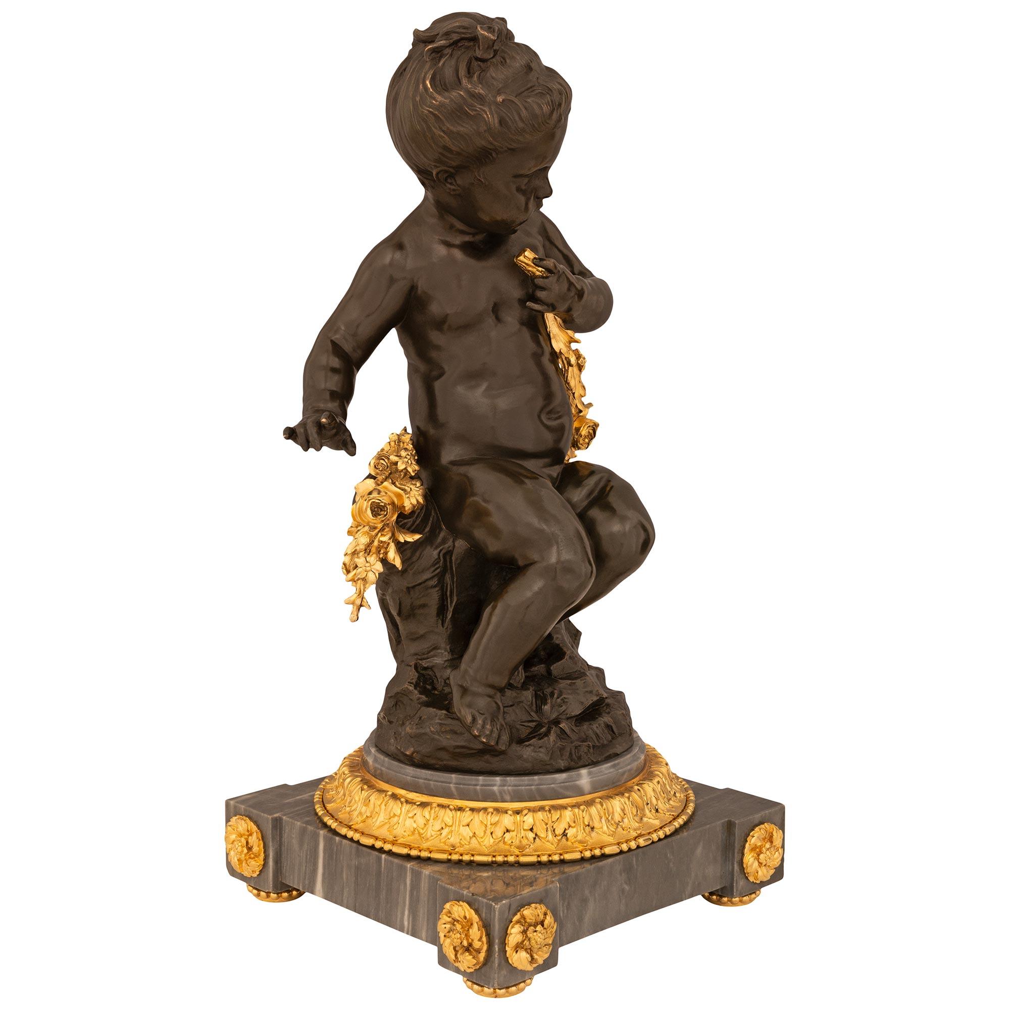 Français Statue d'un chérubin de style Louis XVI du 19ème siècle en bronze patiné et ormolu en vente