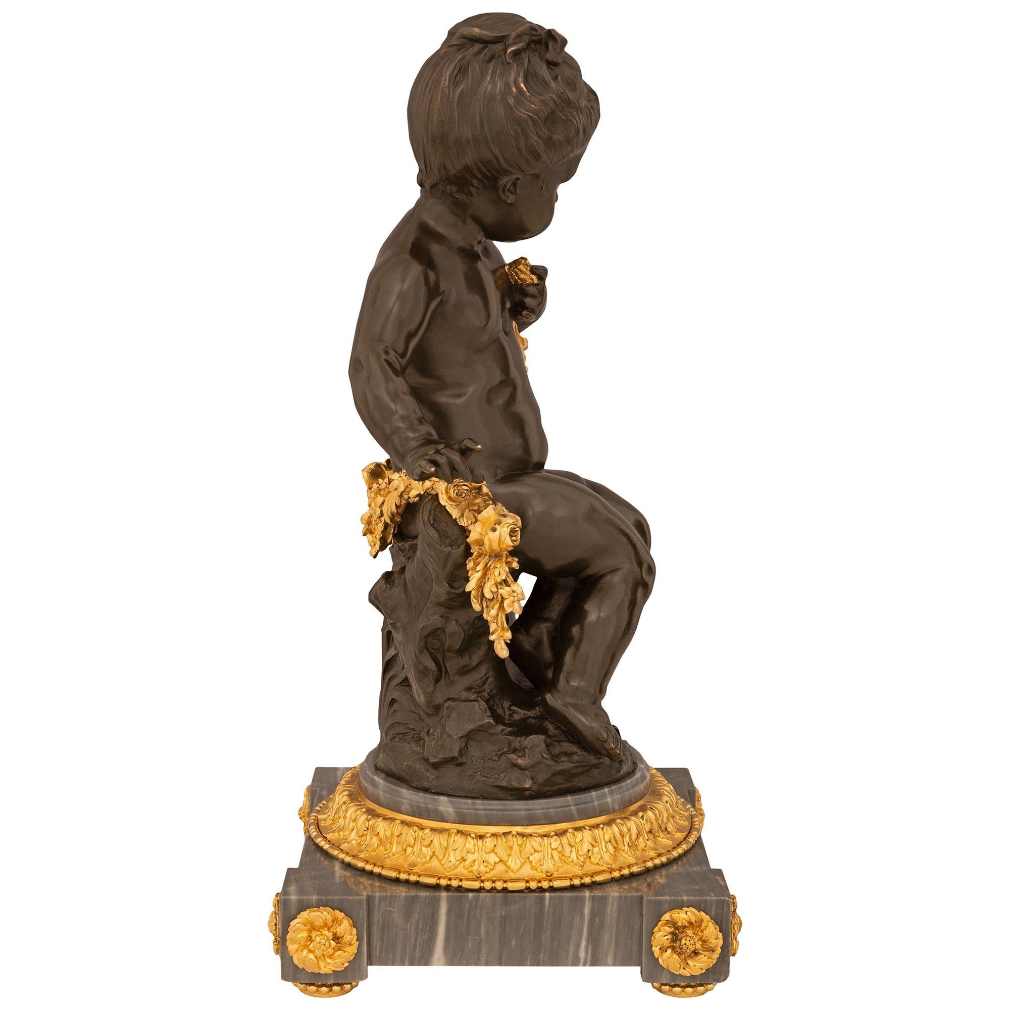 Patiné Statue d'un chérubin de style Louis XVI du 19ème siècle en bronze patiné et ormolu en vente