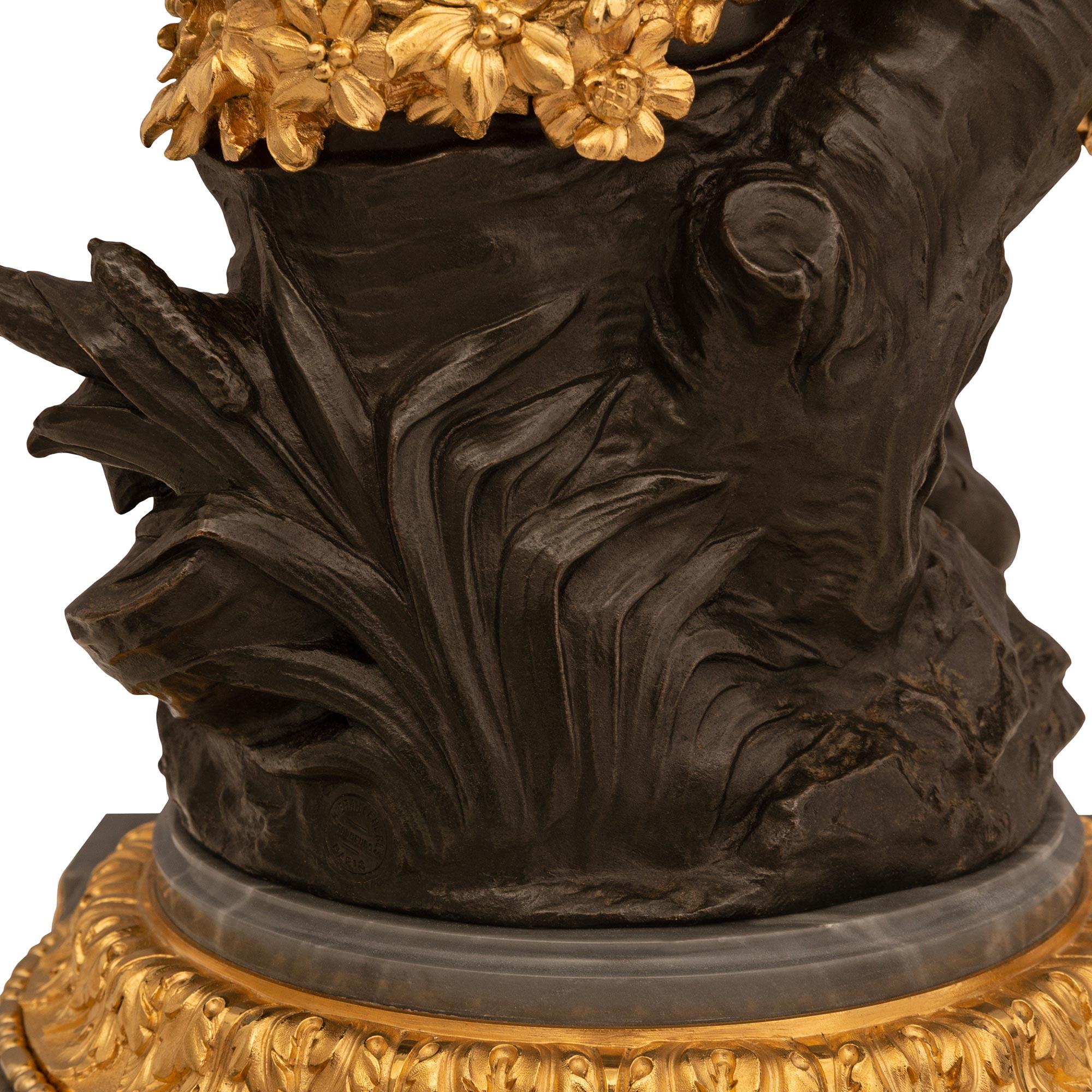 XIXe siècle Statue d'un chérubin de style Louis XVI du 19ème siècle en bronze patiné et ormolu en vente