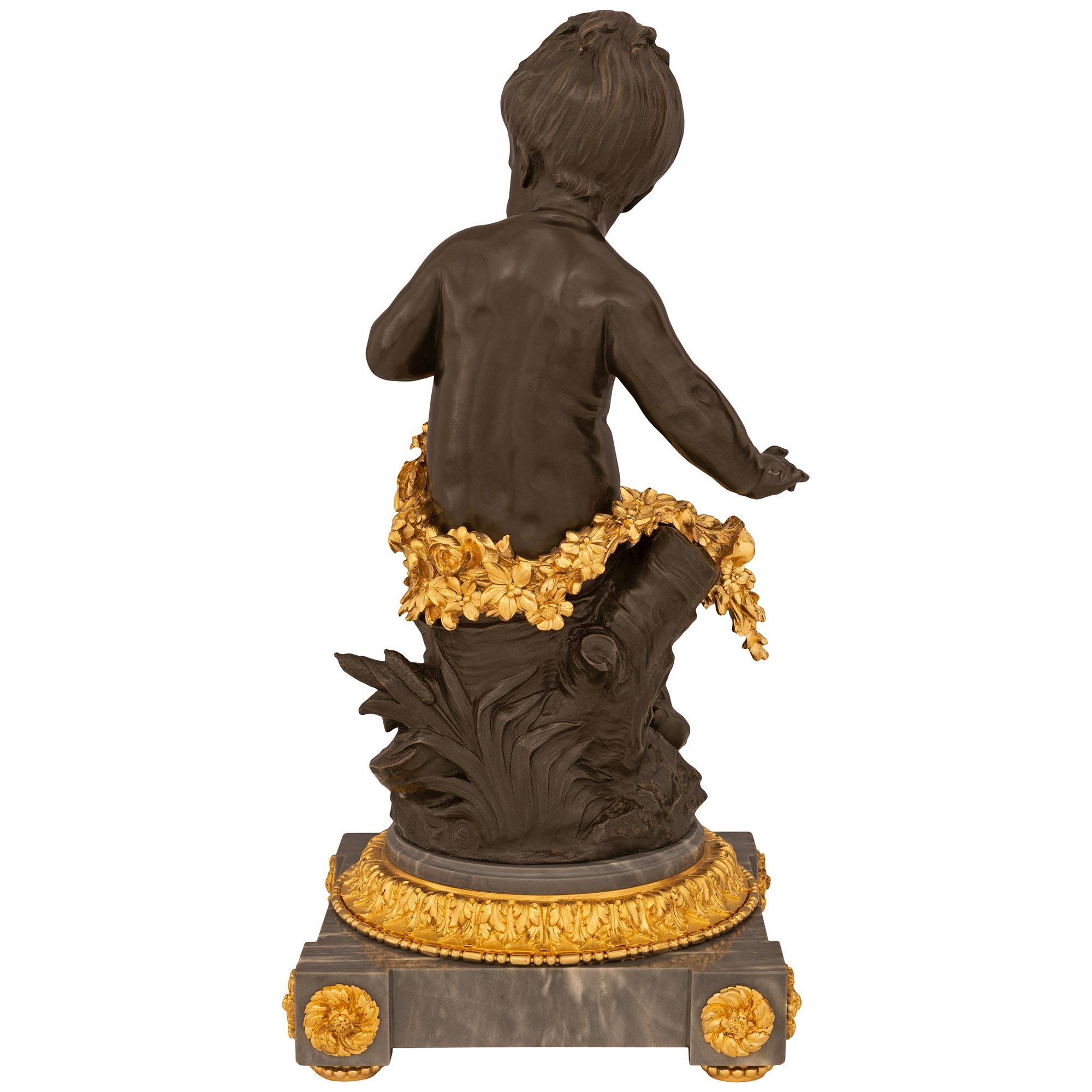 Statue d'un chérubin de style Louis XVI du 19ème siècle en bronze patiné et ormolu en vente 2