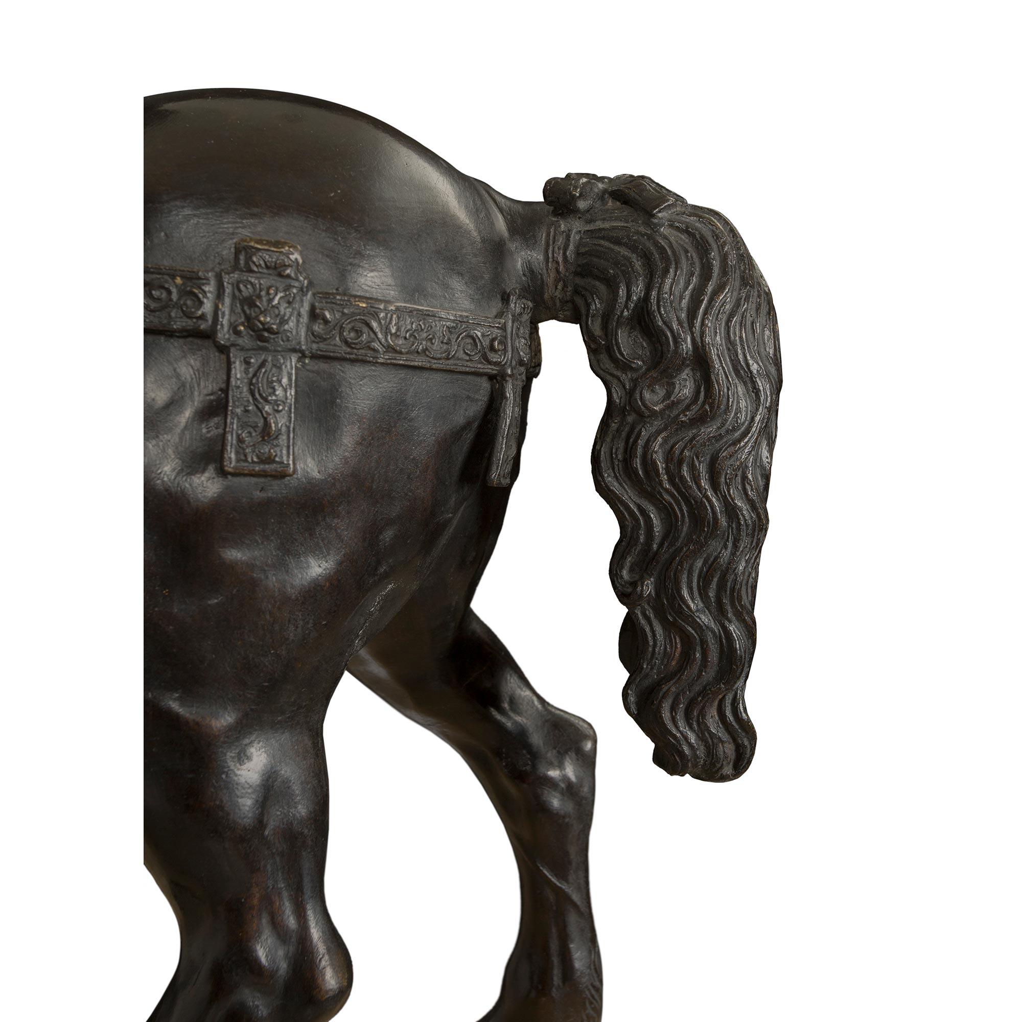 Soldato francese del XIX secolo in bronzo patinato Luigi XVI sul suo cavallo in vendita 1
