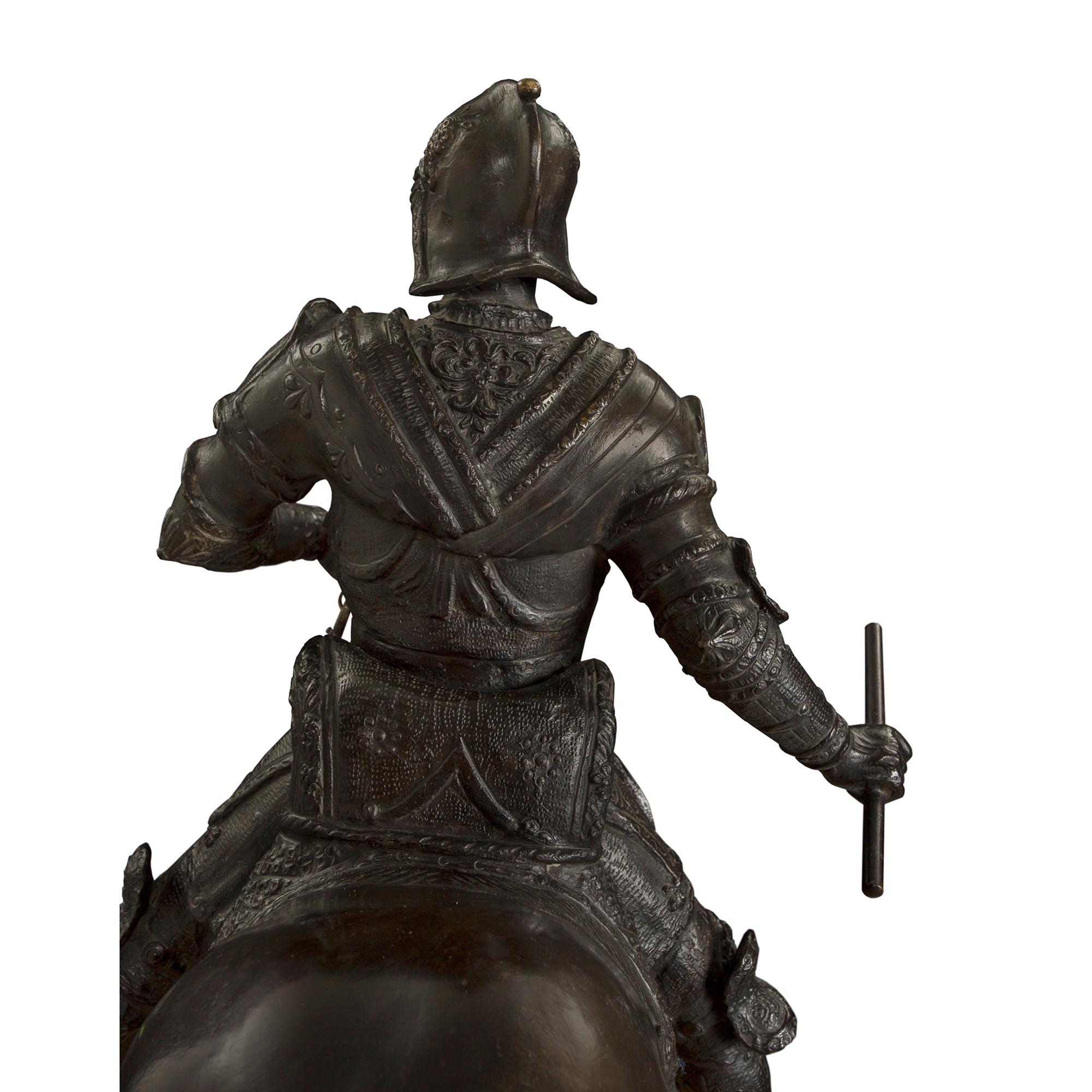 Soldato francese del XIX secolo in bronzo patinato Luigi XVI sul suo cavallo in vendita 2