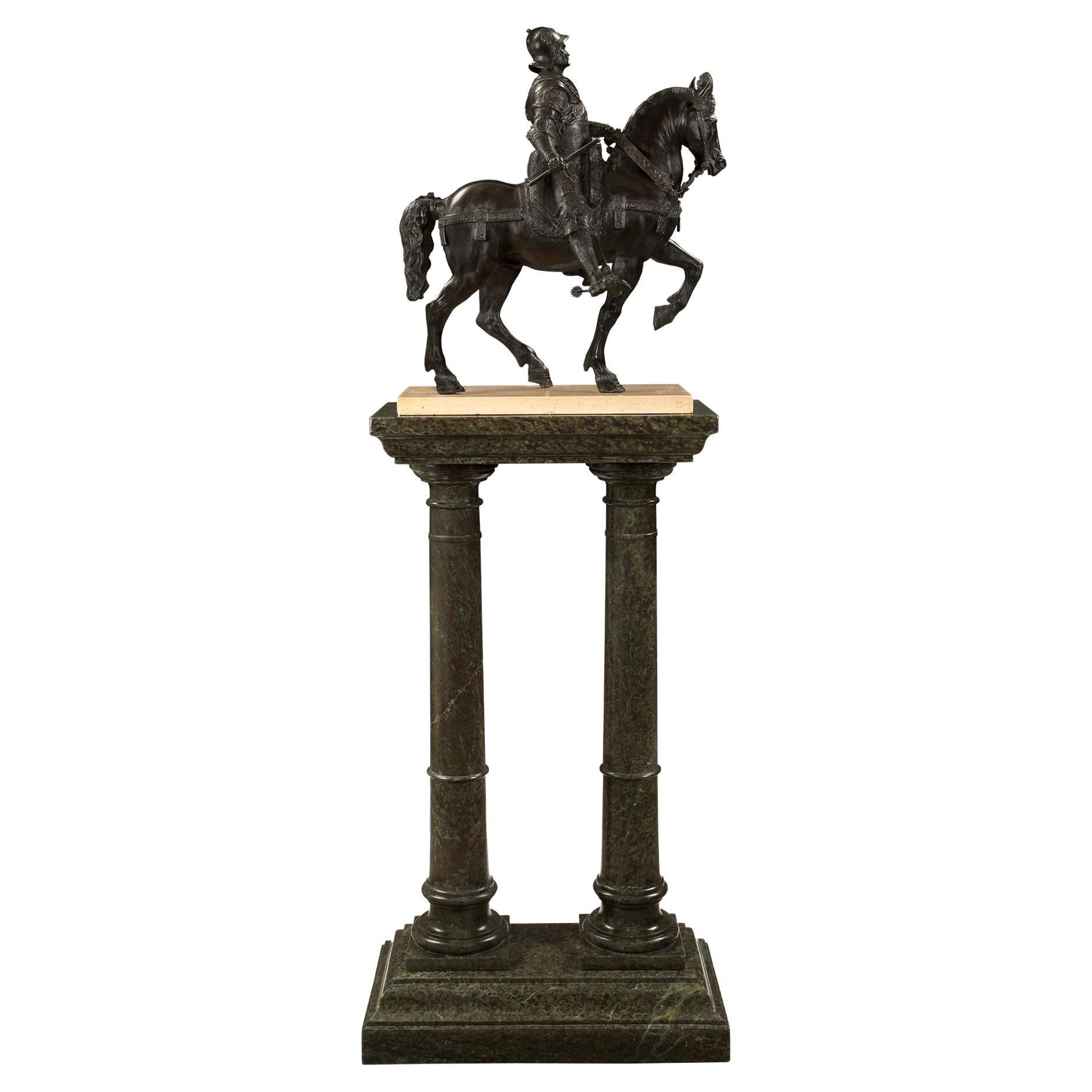 Soldato francese del XIX secolo in bronzo patinato Luigi XVI sul suo cavallo