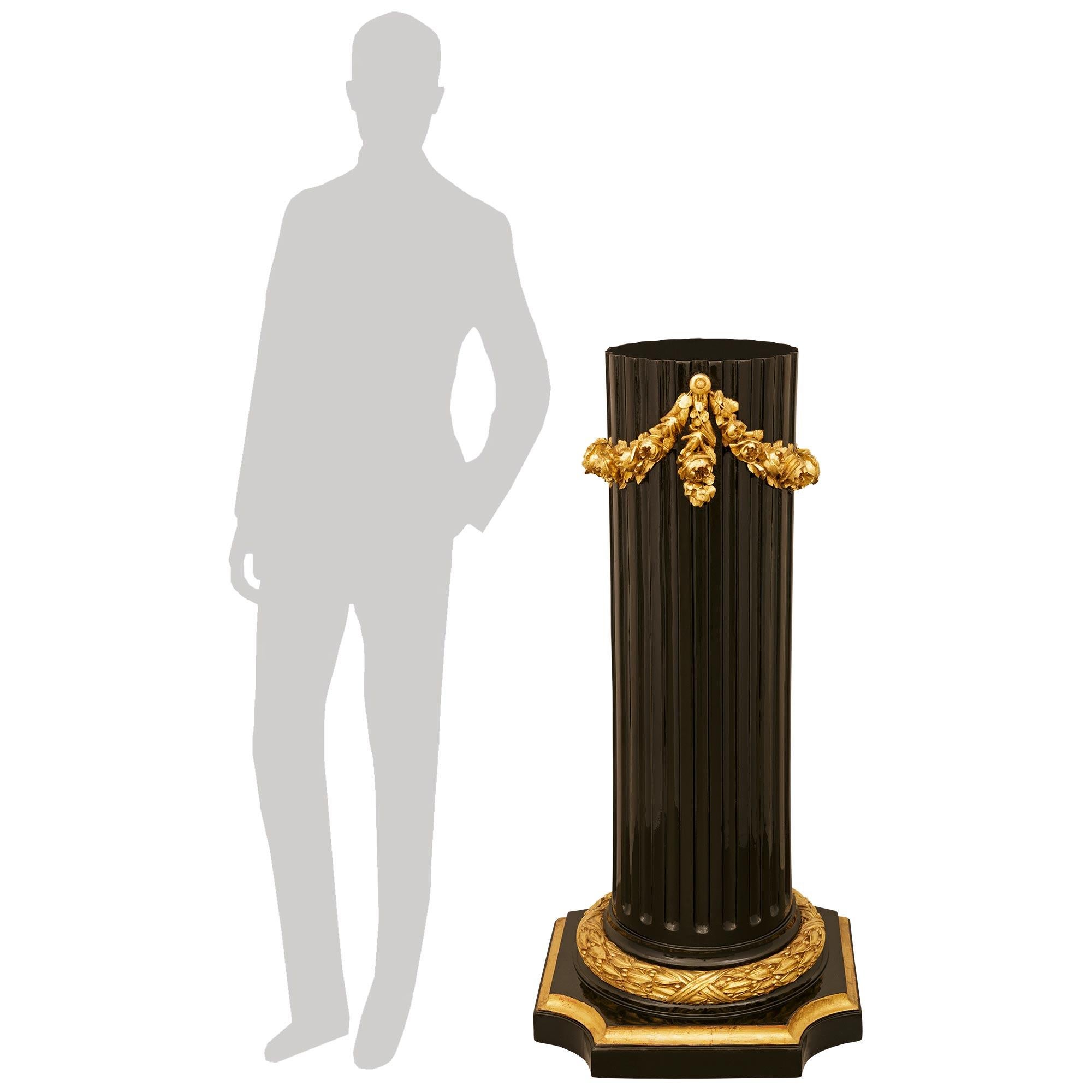 Eine schöne und einzigartige Französisch 19. Jahrhundert Louis XVI st. patiniert Holz und Giltwood Sockel. Dieser markante, schwarz patinierte Sockel steht auf einem quadratischen Sockel mit ausgeschnittenen Ecken und Giltwood-Akzenten unter einem