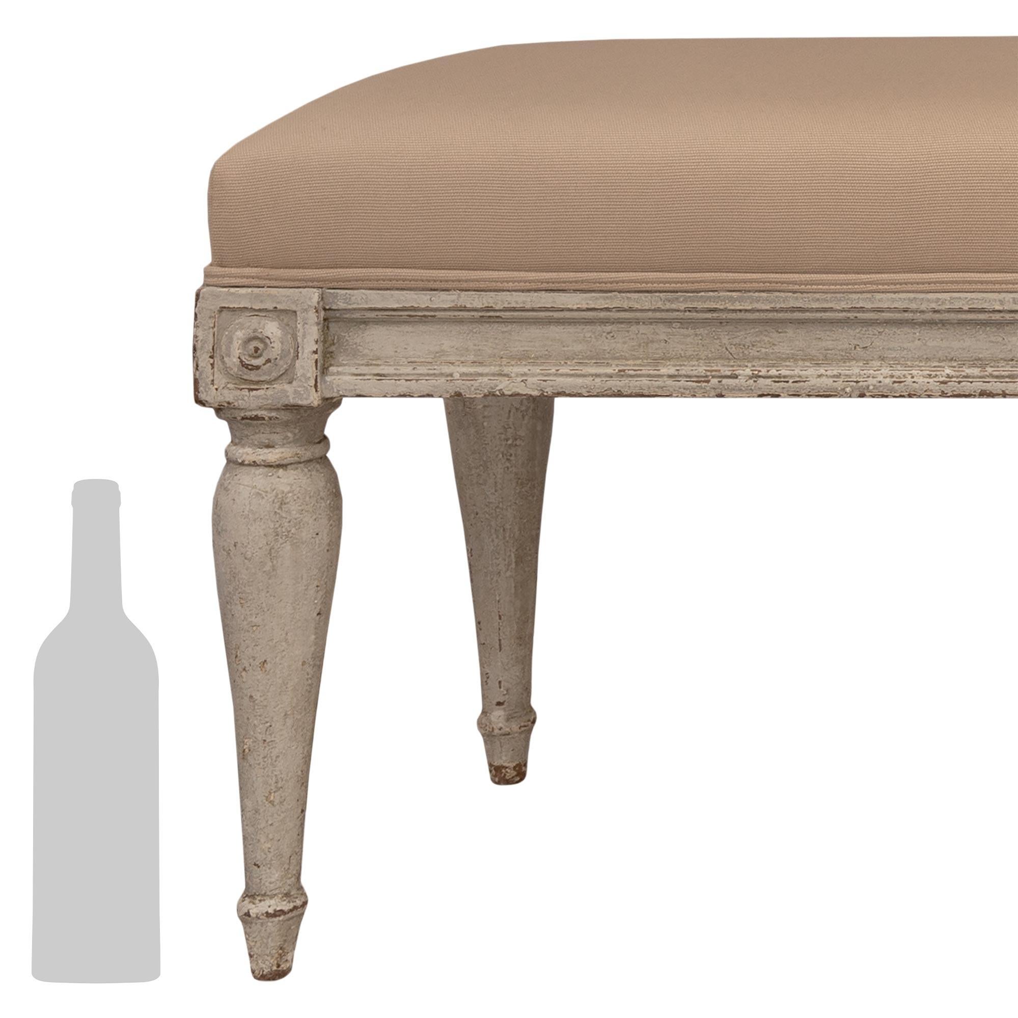 Elégante banquette en bois patiné de style Louis XVI du XIXe siècle. Le banc repose sur six pieds circulaires tournés et effilés, avec une bande demi-ronde en haut et en bas. Le tablier présente un joli motif tacheté, tandis qu'au-dessus de chaque