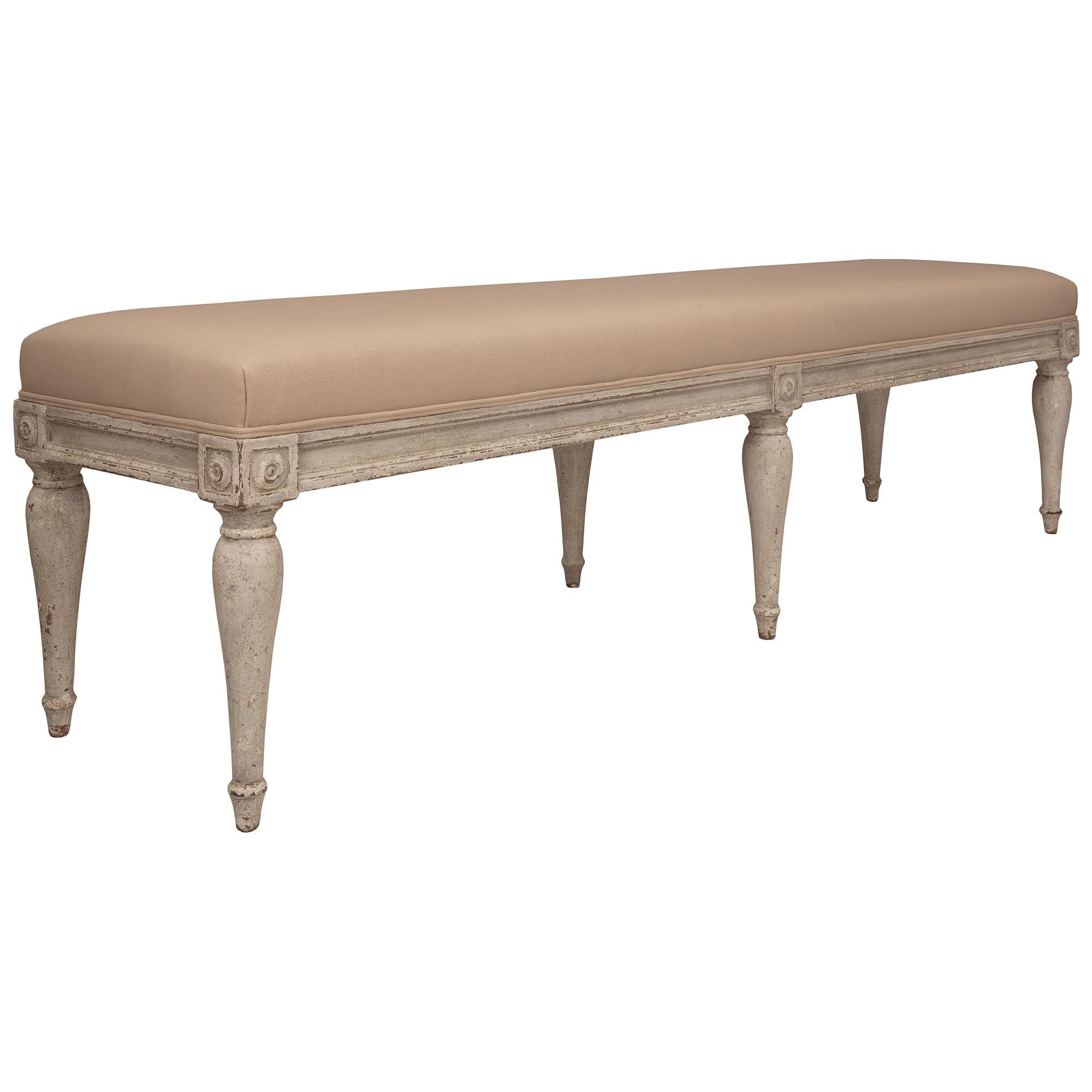 Français Banc français du 19ème siècle en bois patiné de style Louis XVI. en vente