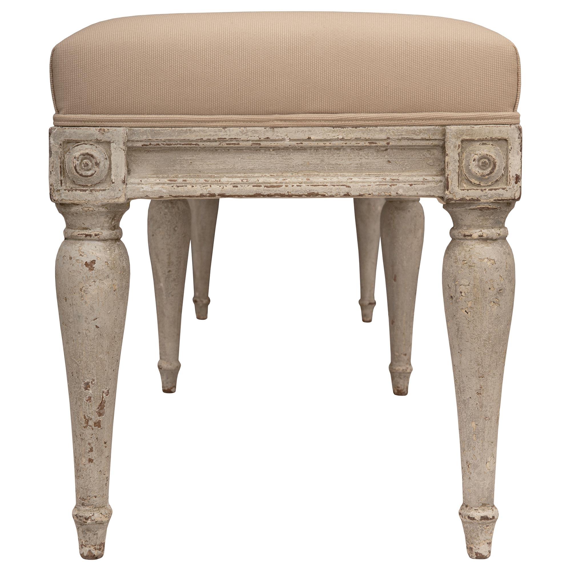 Patiné Banc français du 19ème siècle en bois patiné de style Louis XVI. en vente